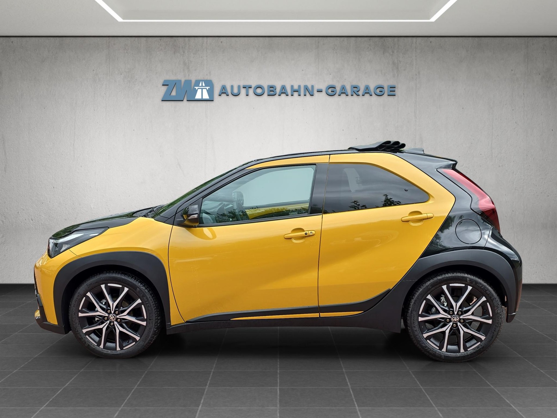 TOYOTA Aygo X 1.5 VVT-i HSD GR Sport-image-1