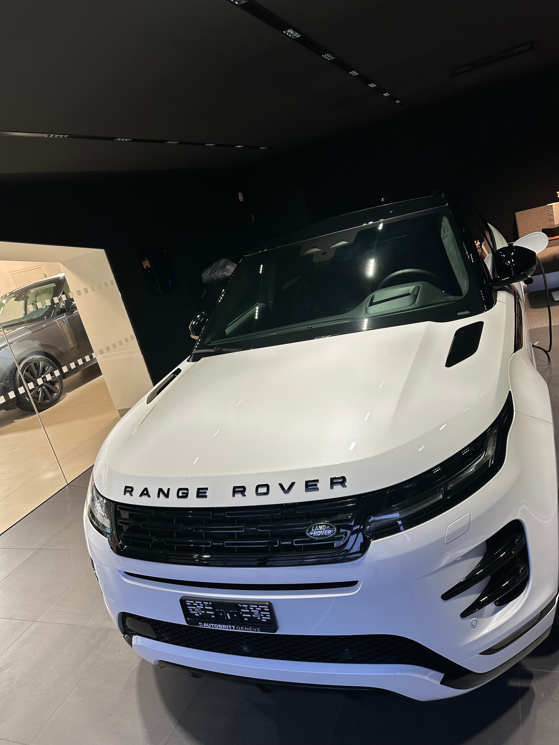 LAND ROVER 1.5 T 270e Autobiography-image-0