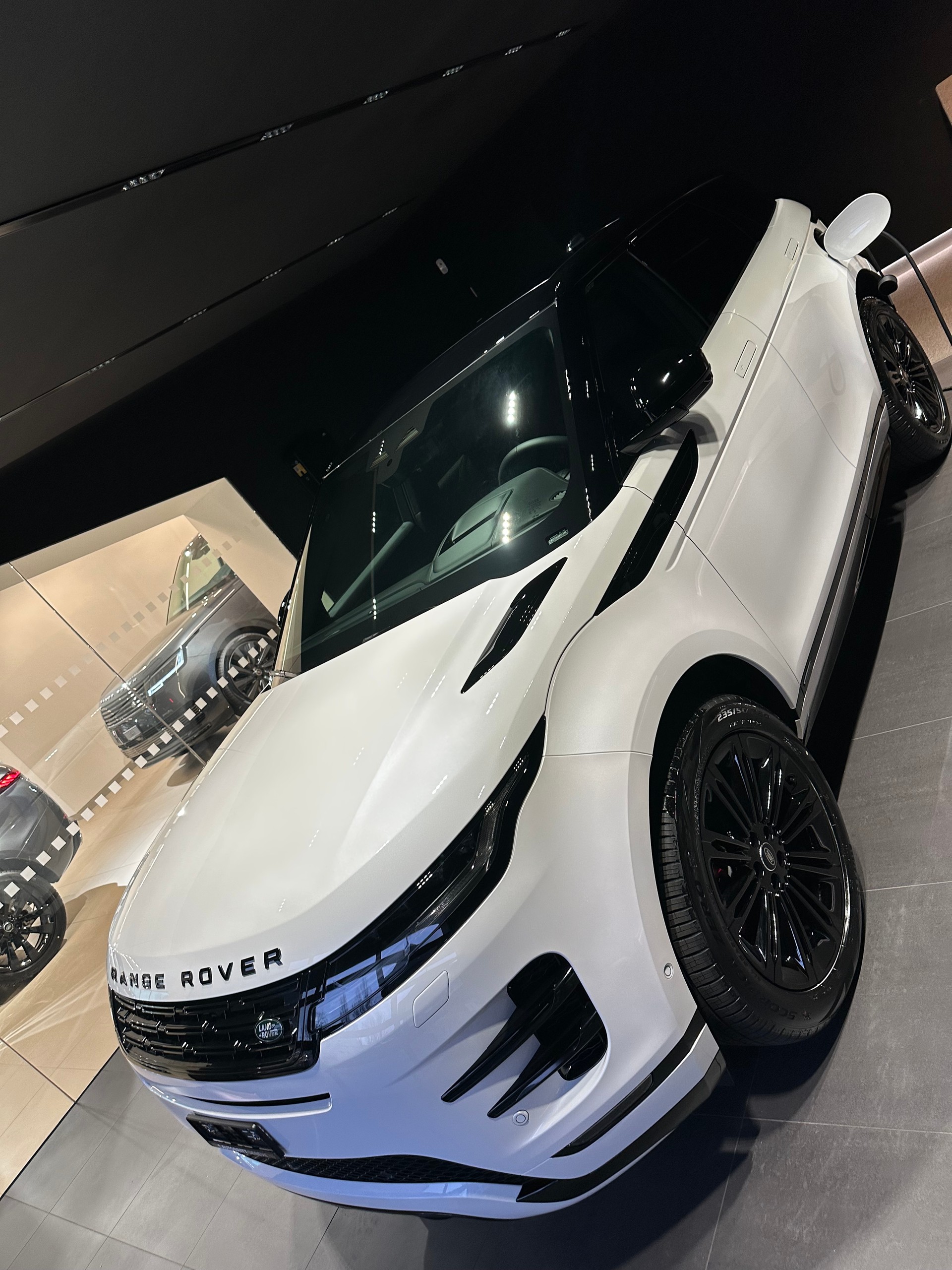 LAND ROVER 1.5 T 270e Autobiography-image-1
