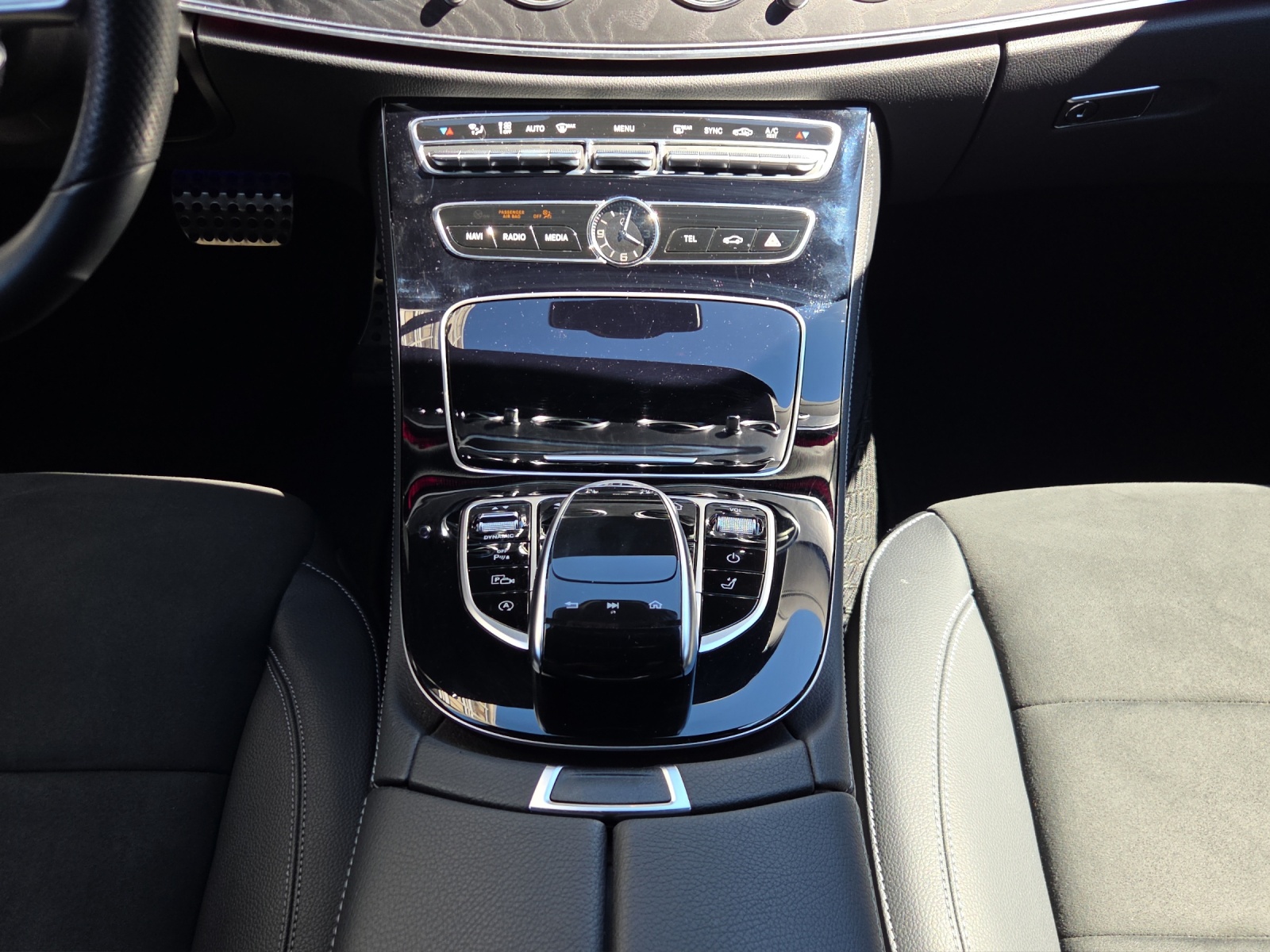 Image MERCEDES-BENZ E-220 E 220 d Swiss Star AMG Line 4Matic 9G-Tronic