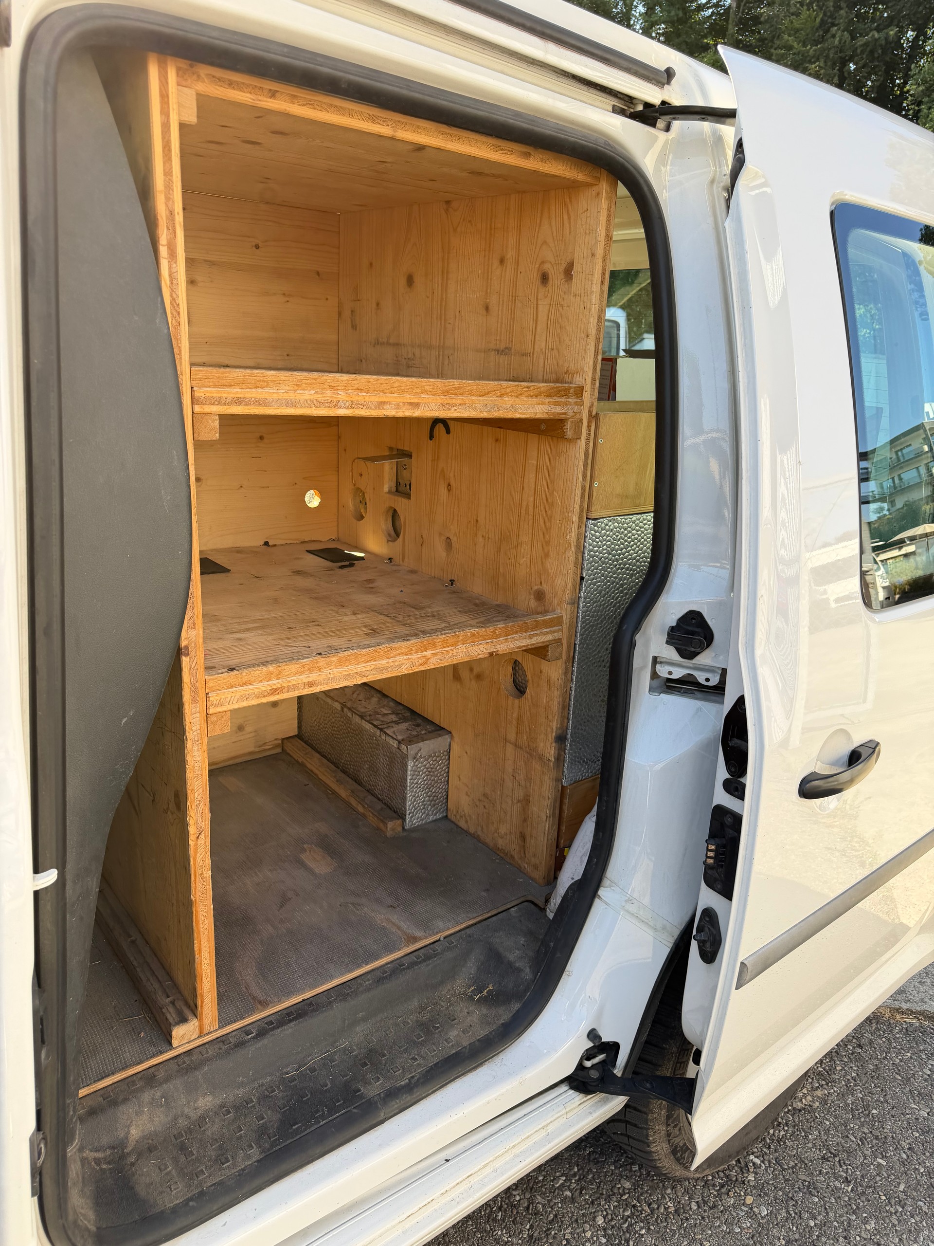 VW Caddy 2.0TDI 4Motion BlueMotion Technology-image-11