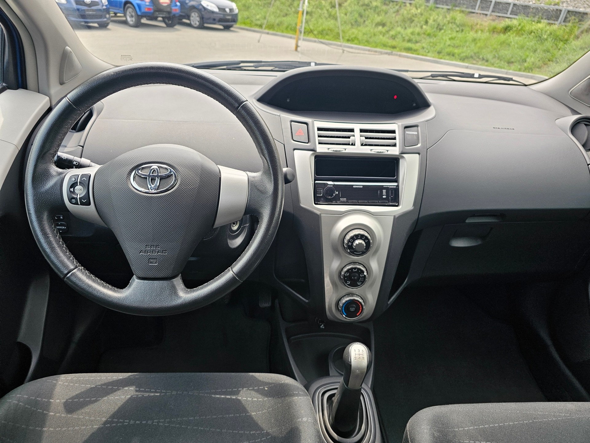 TOYOTA Yaris 1.3 City-image-5