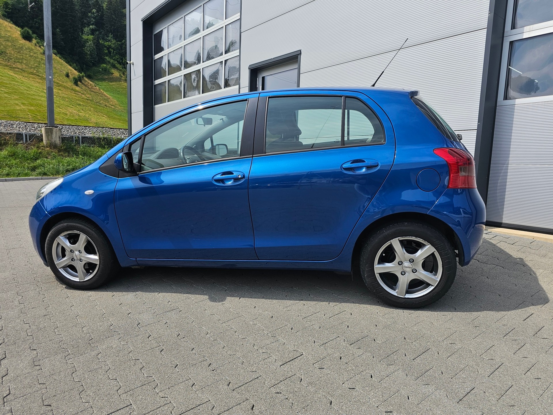 TOYOTA Yaris 1.3 City-image-1