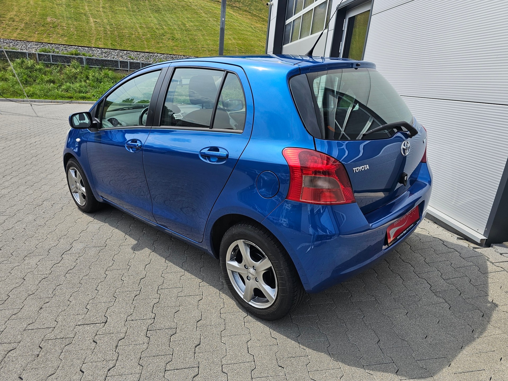 TOYOTA Yaris 1.3 City-image-2