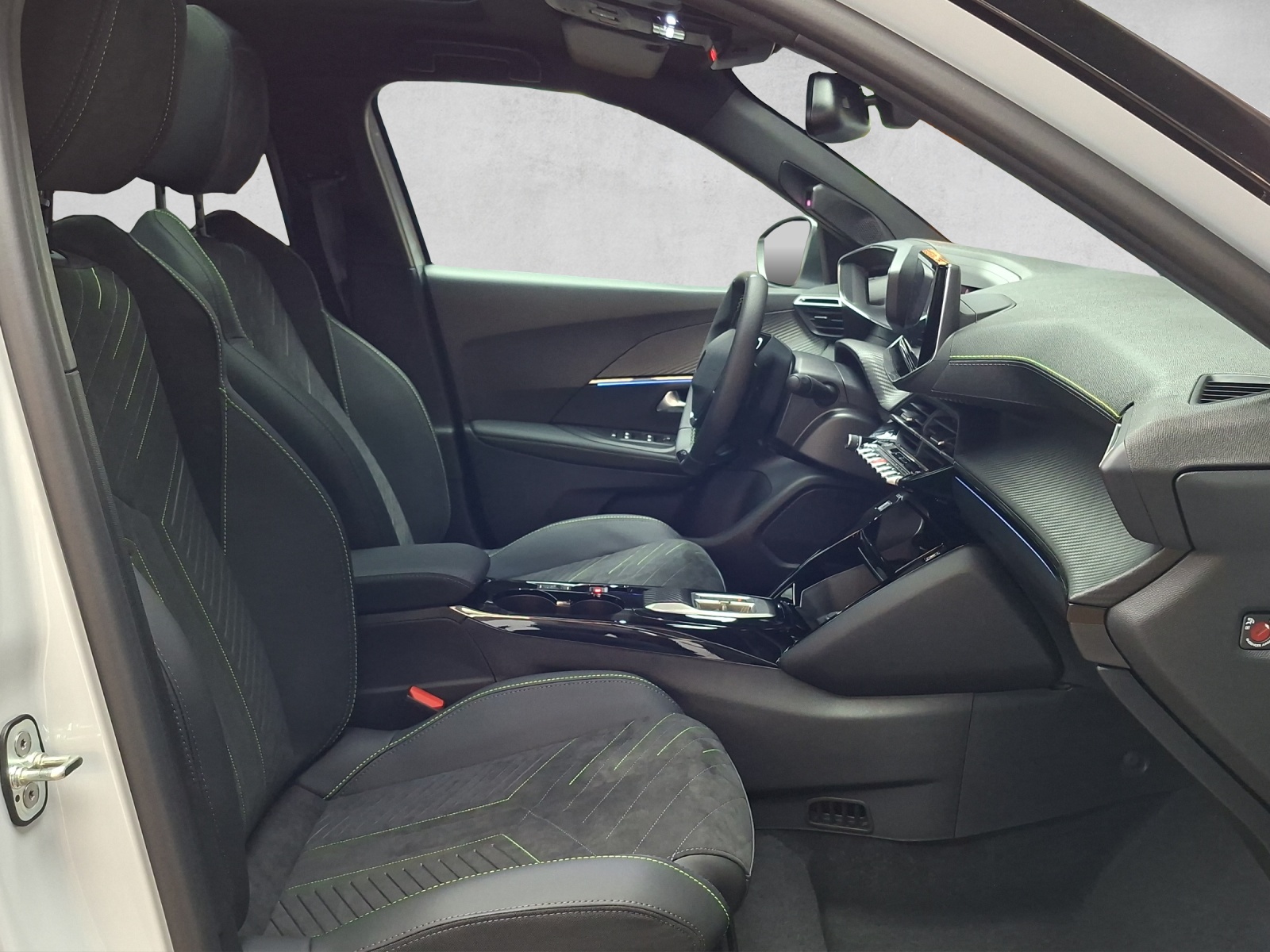 PEUGEOT 2008 e-GT 54kWh-image-11