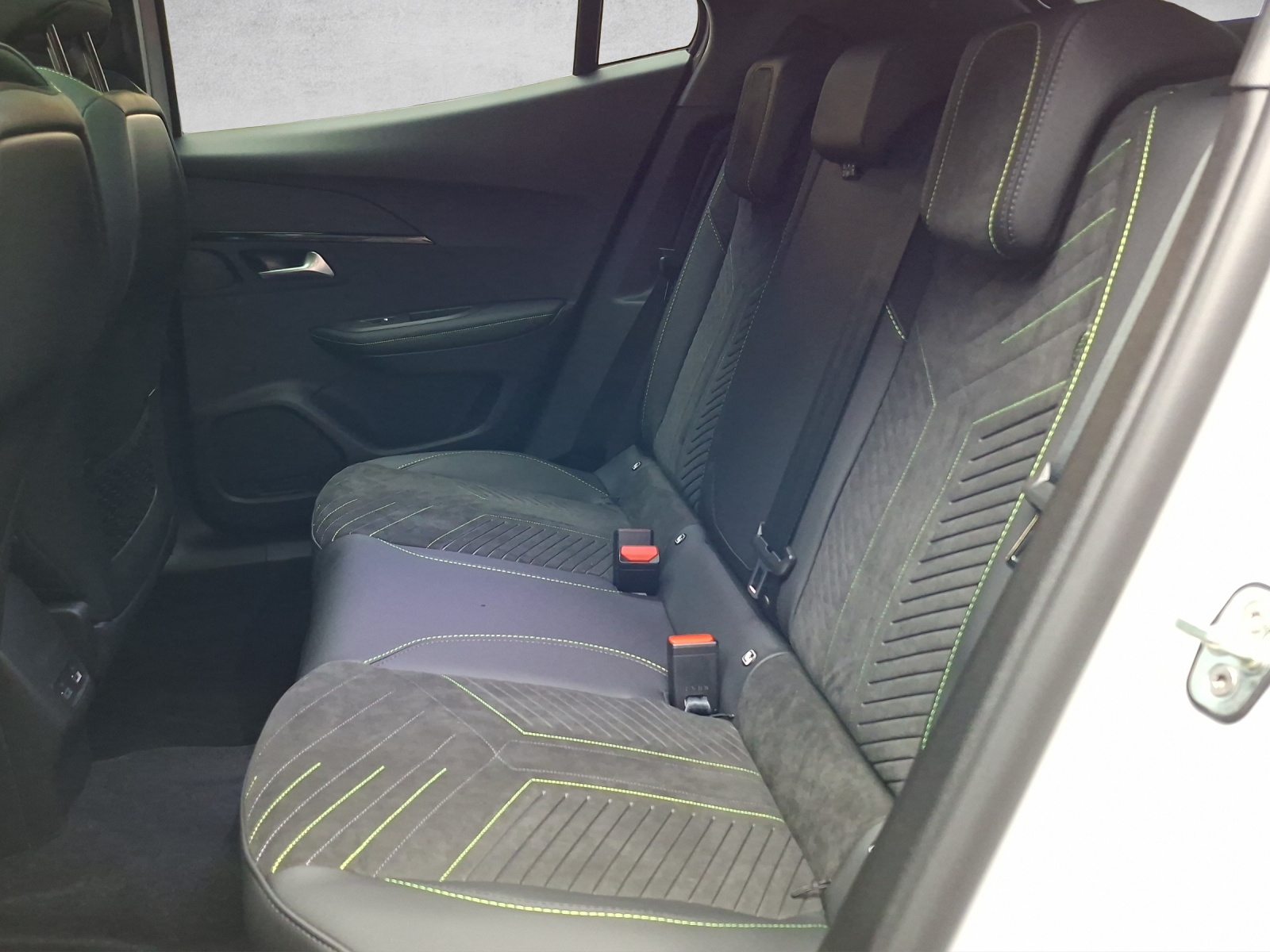 PEUGEOT 2008 e-GT 54kWh-image-13