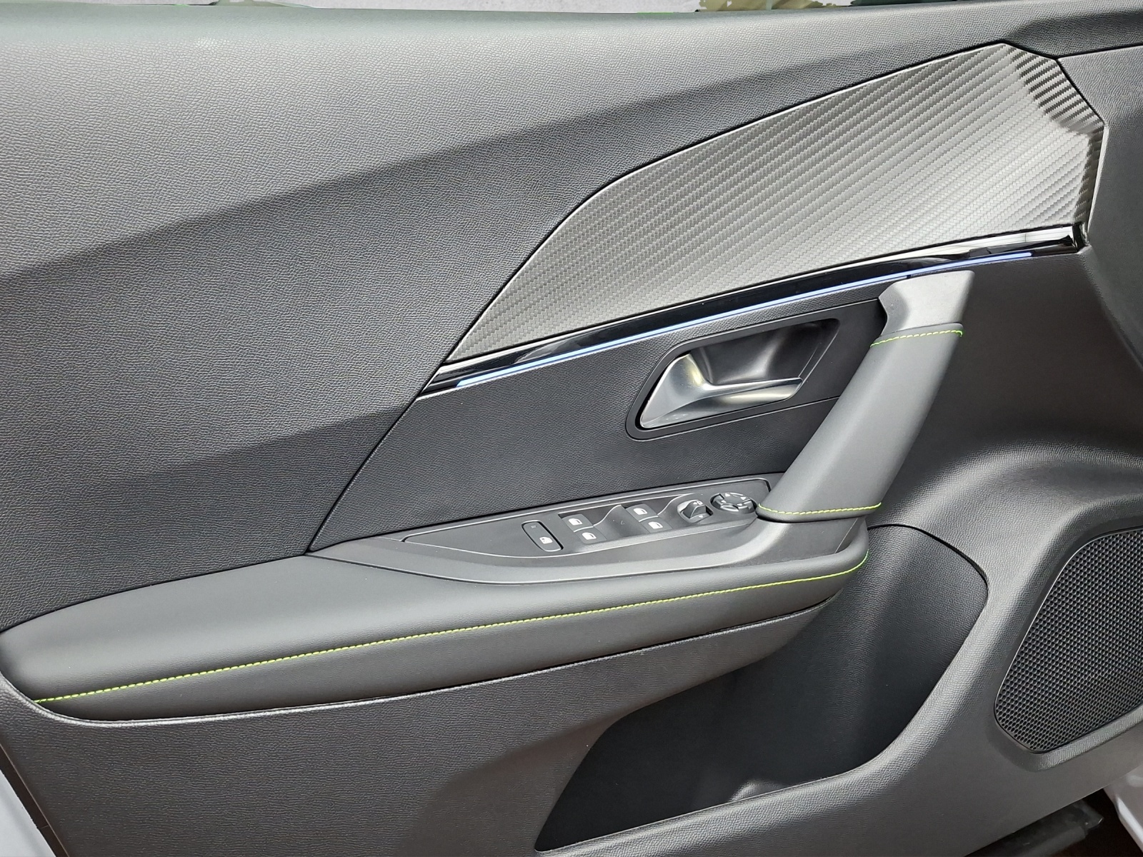 PEUGEOT 2008 e-GT 54kWh-image-12