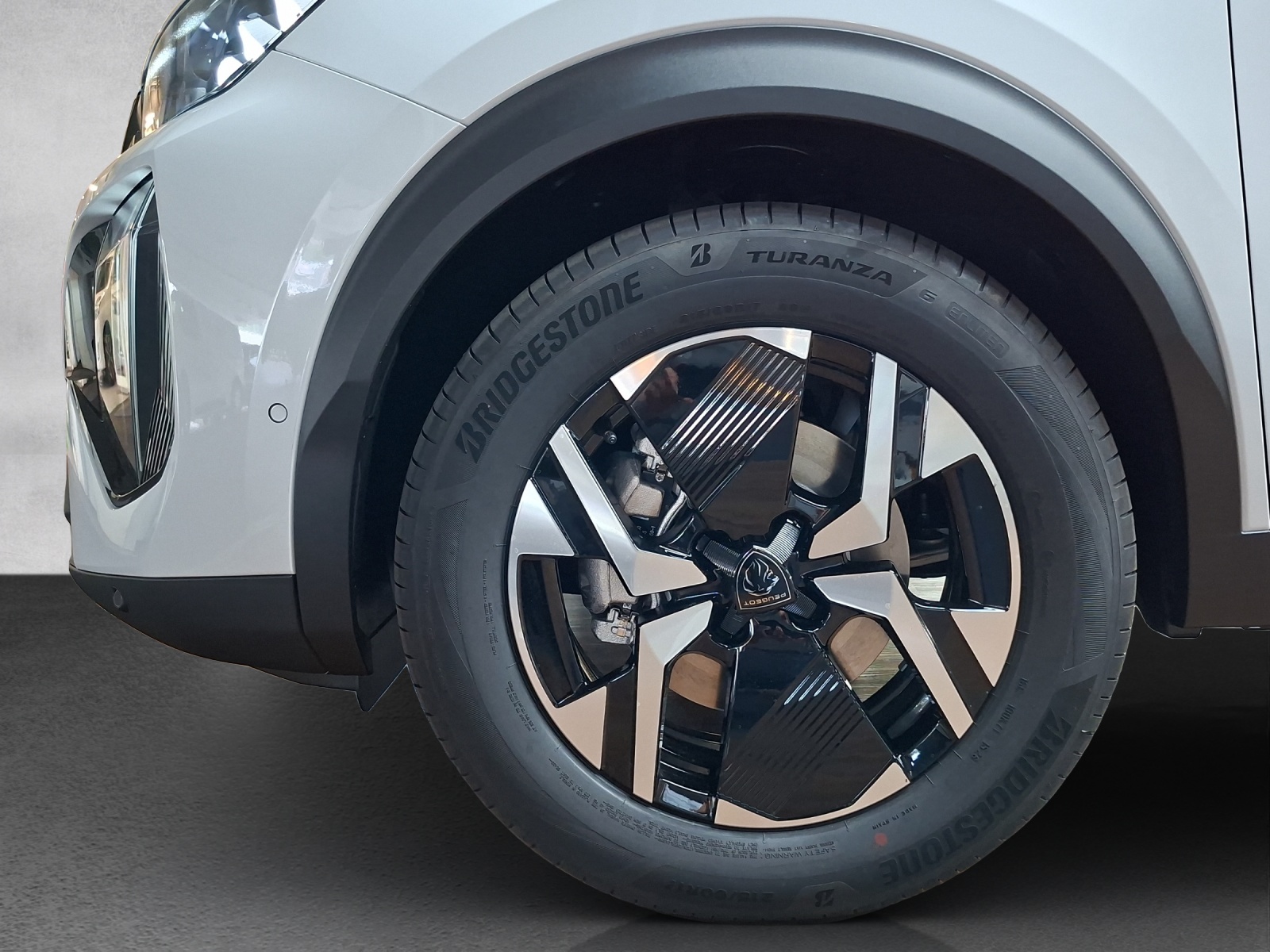 PEUGEOT 2008 e-GT 54kWh-image-15