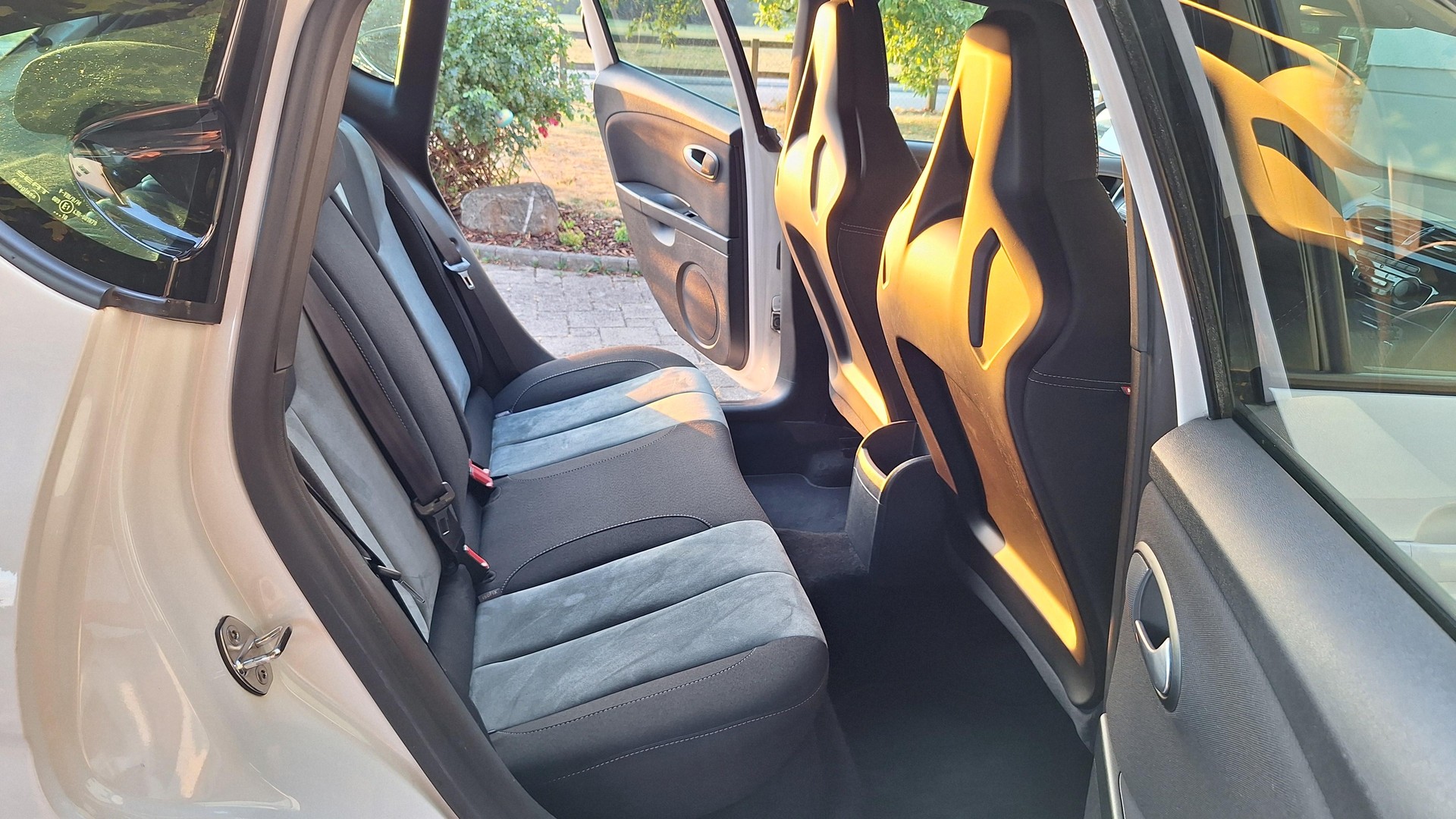 SEAT 2.0 TSI R310 White Edition-image-5