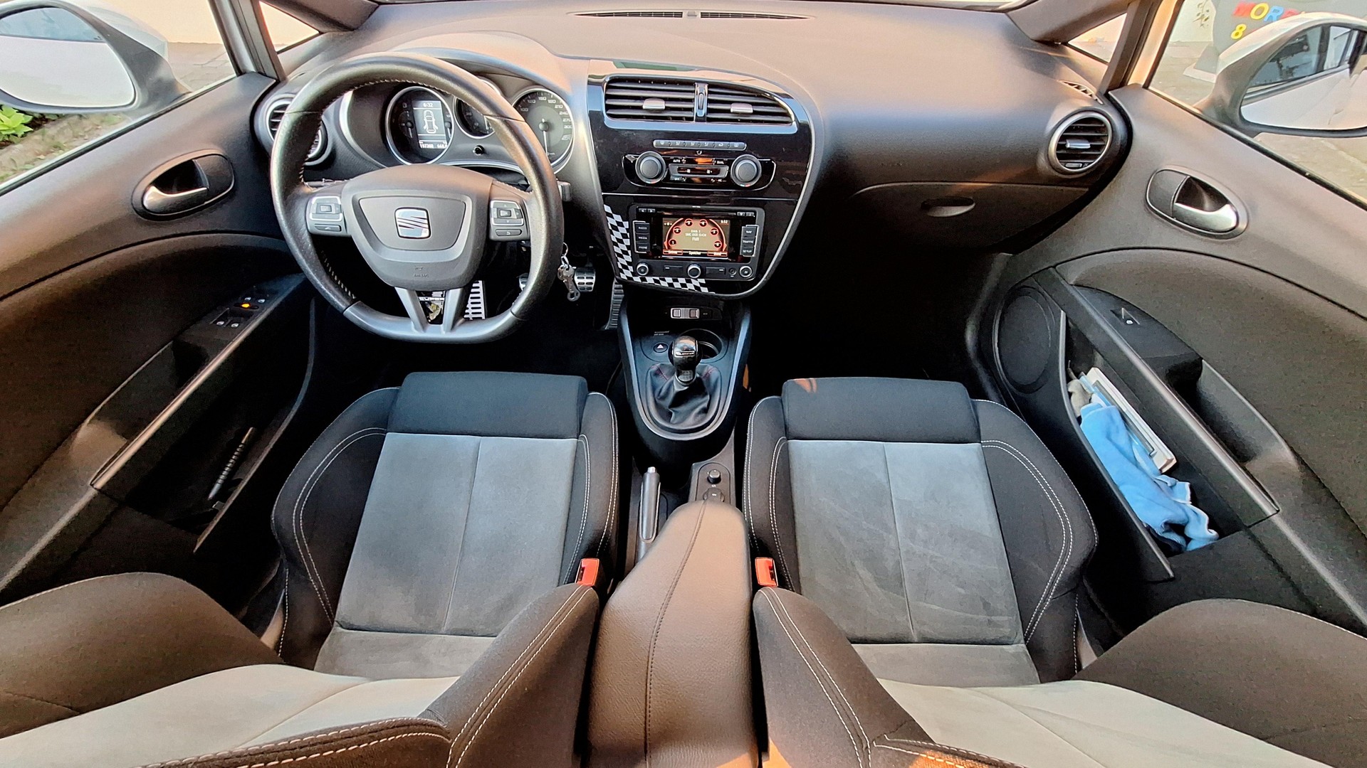 SEAT 2.0 TSI R310 White Edition-image-4