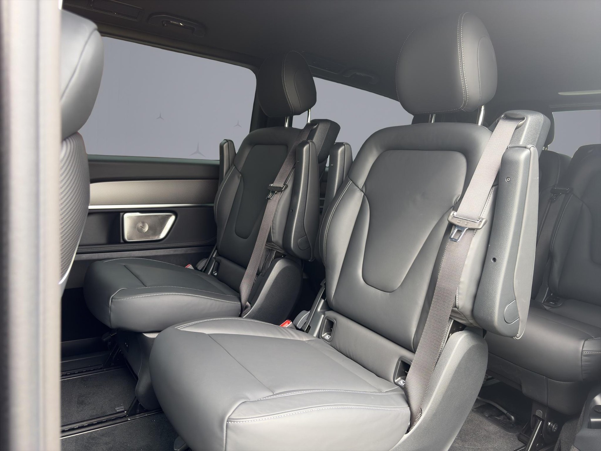 MERCEDES-BENZ V 300 d Swiss Ed. lang 4matic Van-image-12