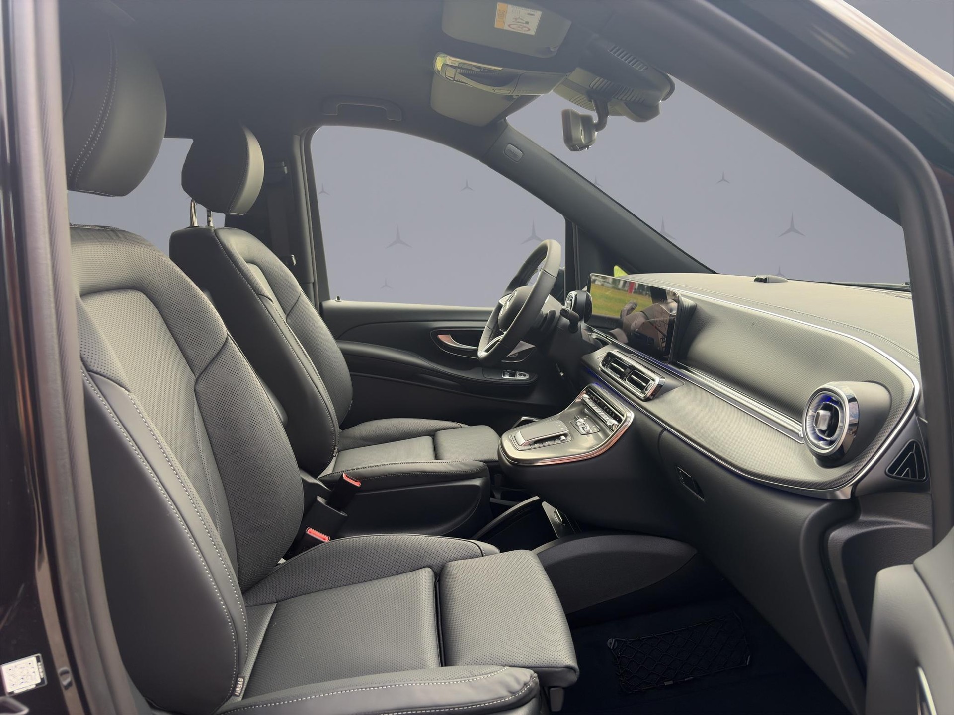 MERCEDES-BENZ V 300 d Swiss Ed. lang 4matic Van-image-16