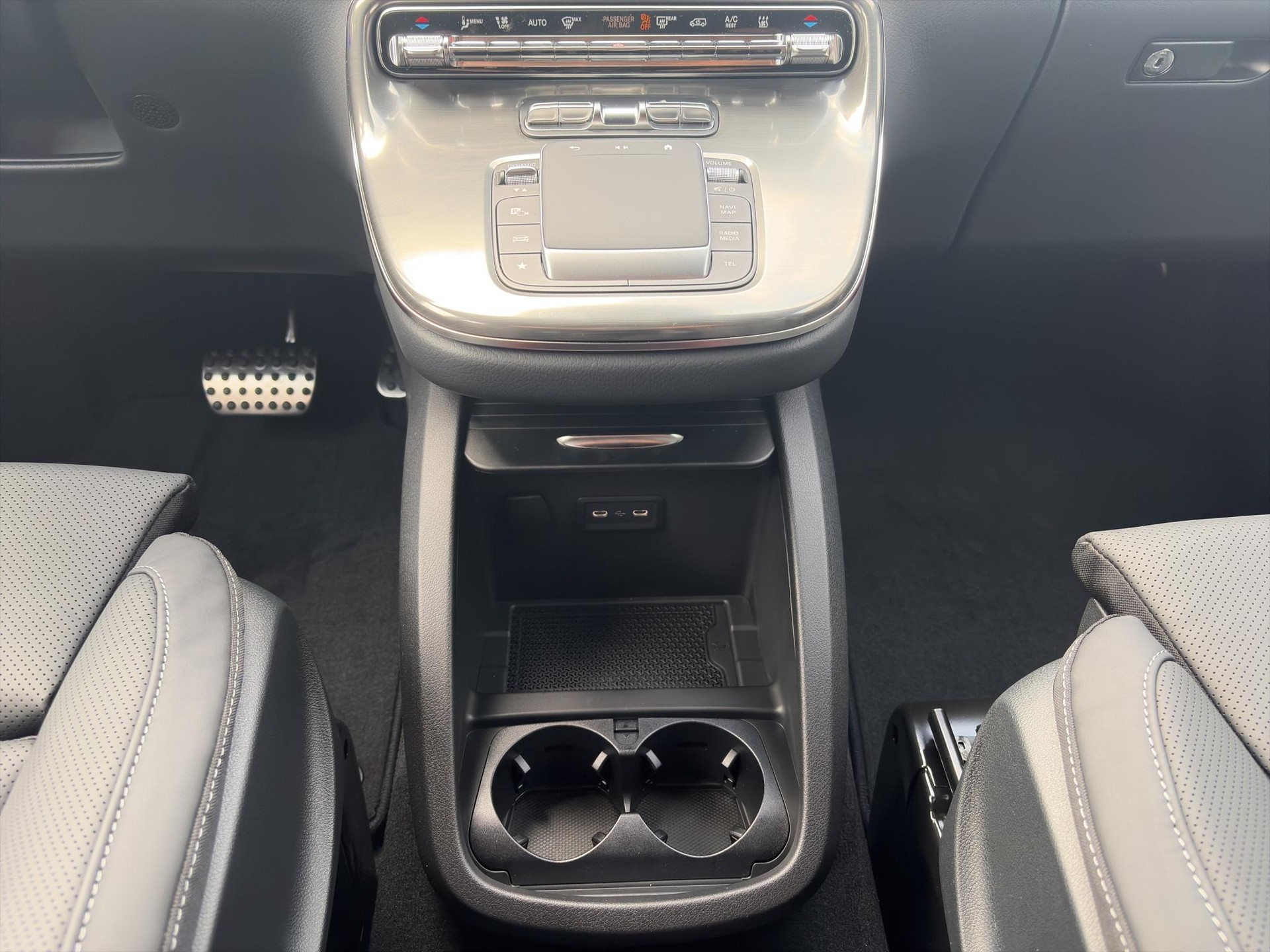 MERCEDES-BENZ V 300 d Swiss Ed. lang 4matic Van-image-14