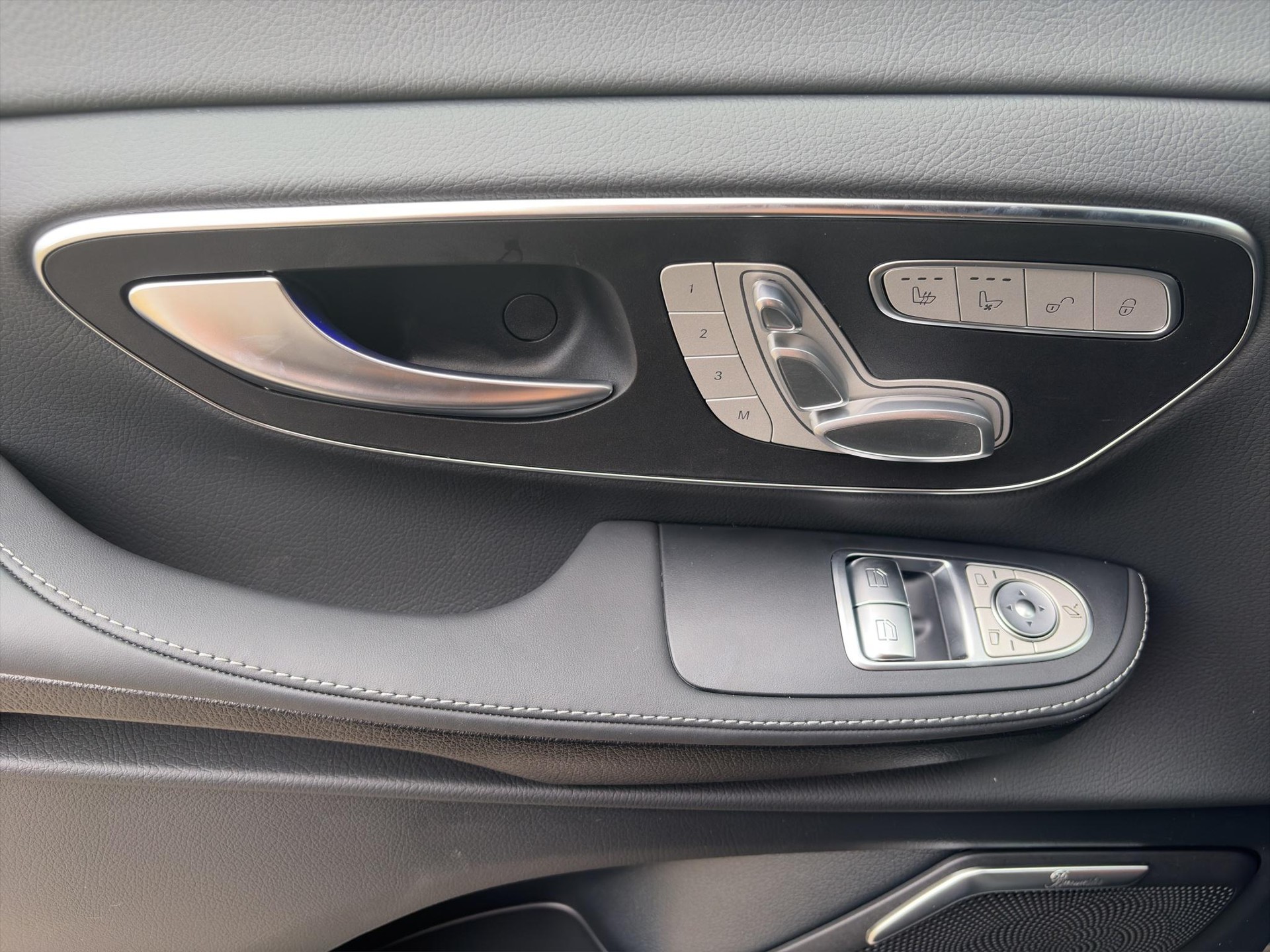 MERCEDES-BENZ V 300 d Swiss Ed. lang 4matic Van-image-10
