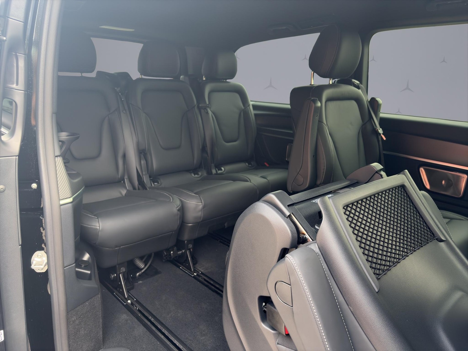 MERCEDES-BENZ V 300 d Swiss Ed. lang 4matic Van-image-17