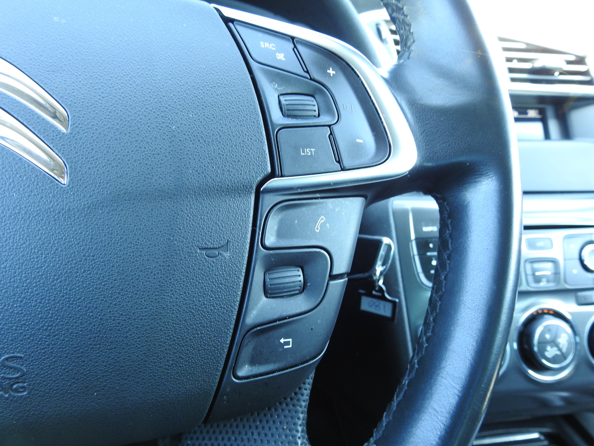 CITROEN Berline 1.6 e-HDi SST Exklusive-image-23