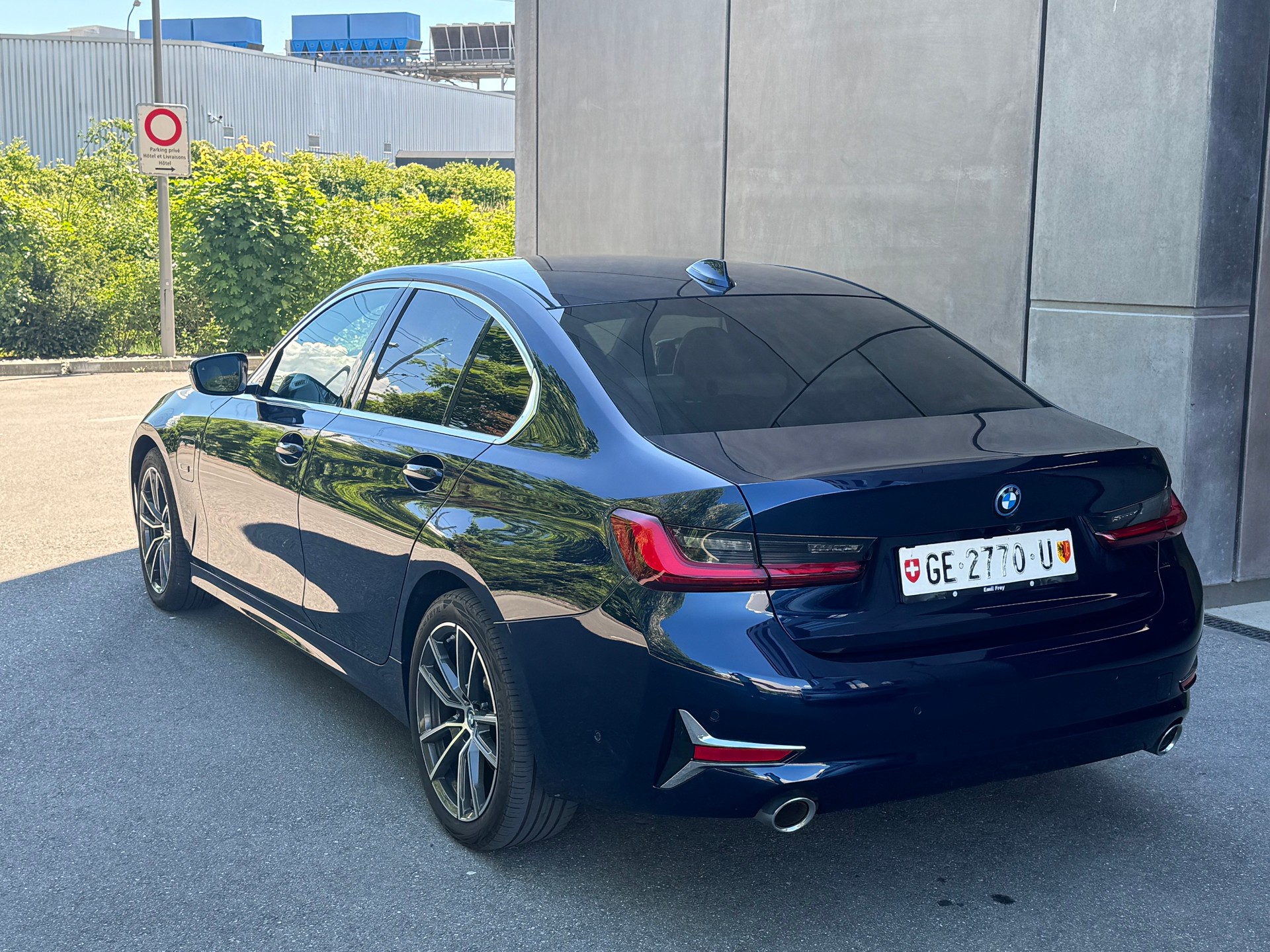 BMW 330e xDrive Sport Line Steptronic-image-3