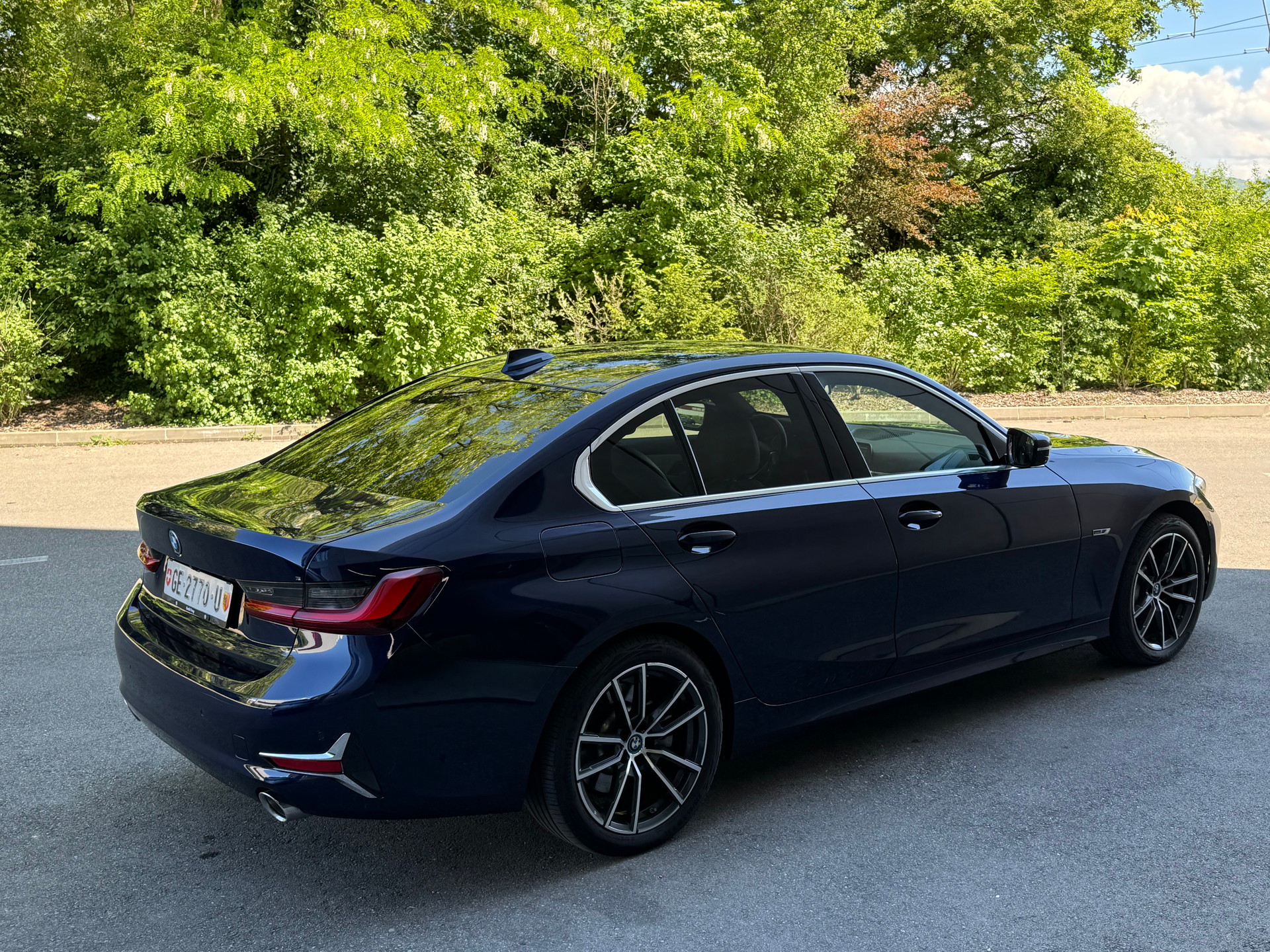 BMW 330e xDrive Sport Line Steptronic-image-5
