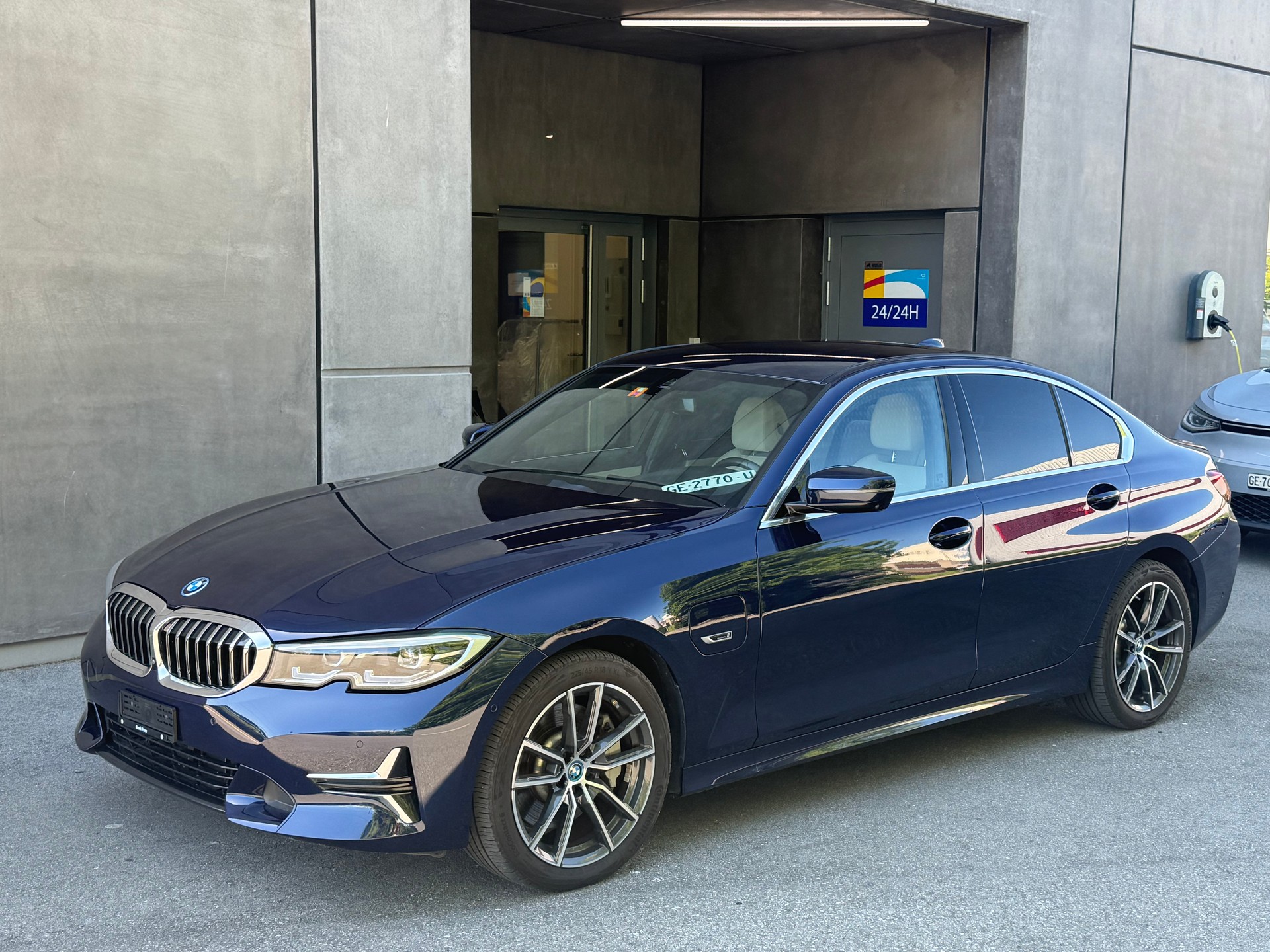 BMW 330e xDrive Sport Line Steptronic-image-2