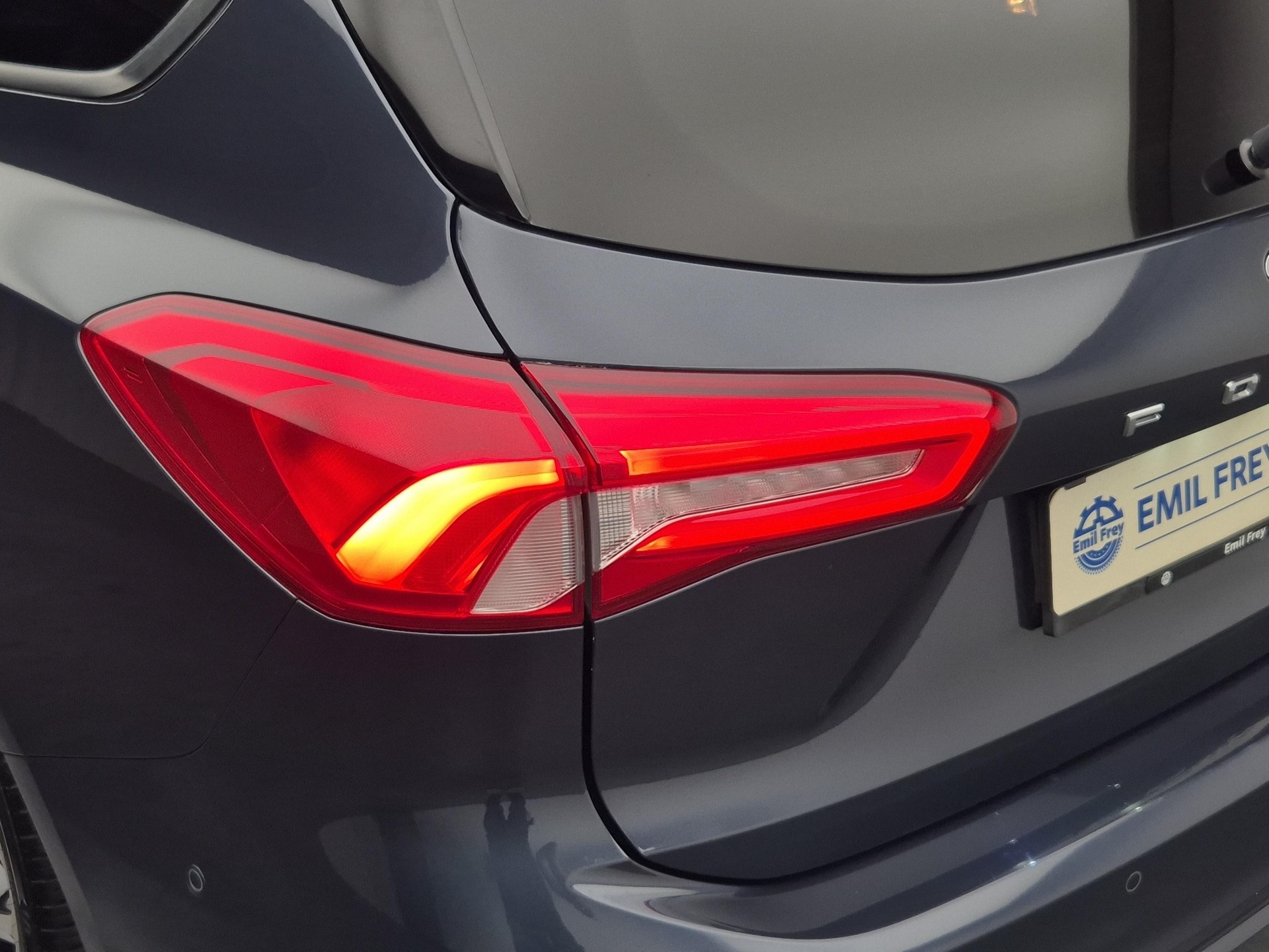 FORD Focus Station Wagon 2.0 EcoBlue 150 ST-Line-image-17