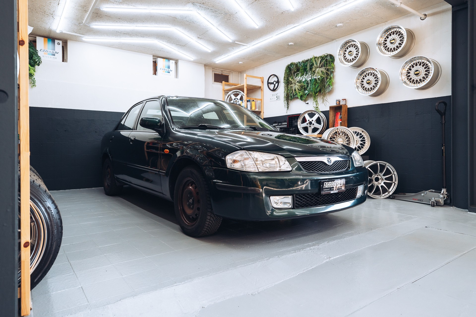 MAZDA 323 1.8i-16V-image-4