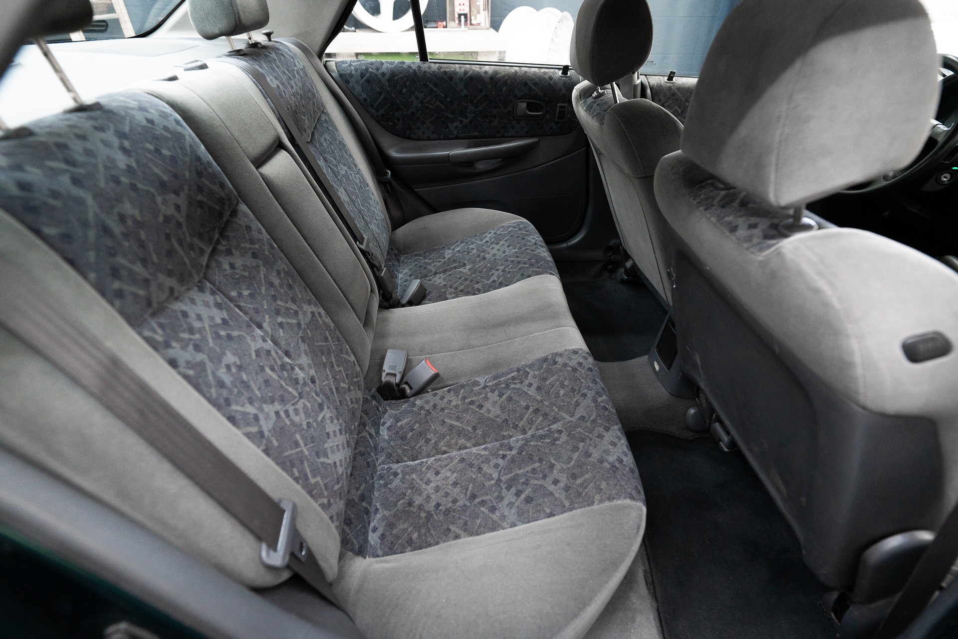 MAZDA 323 1.8i-16V-image-10