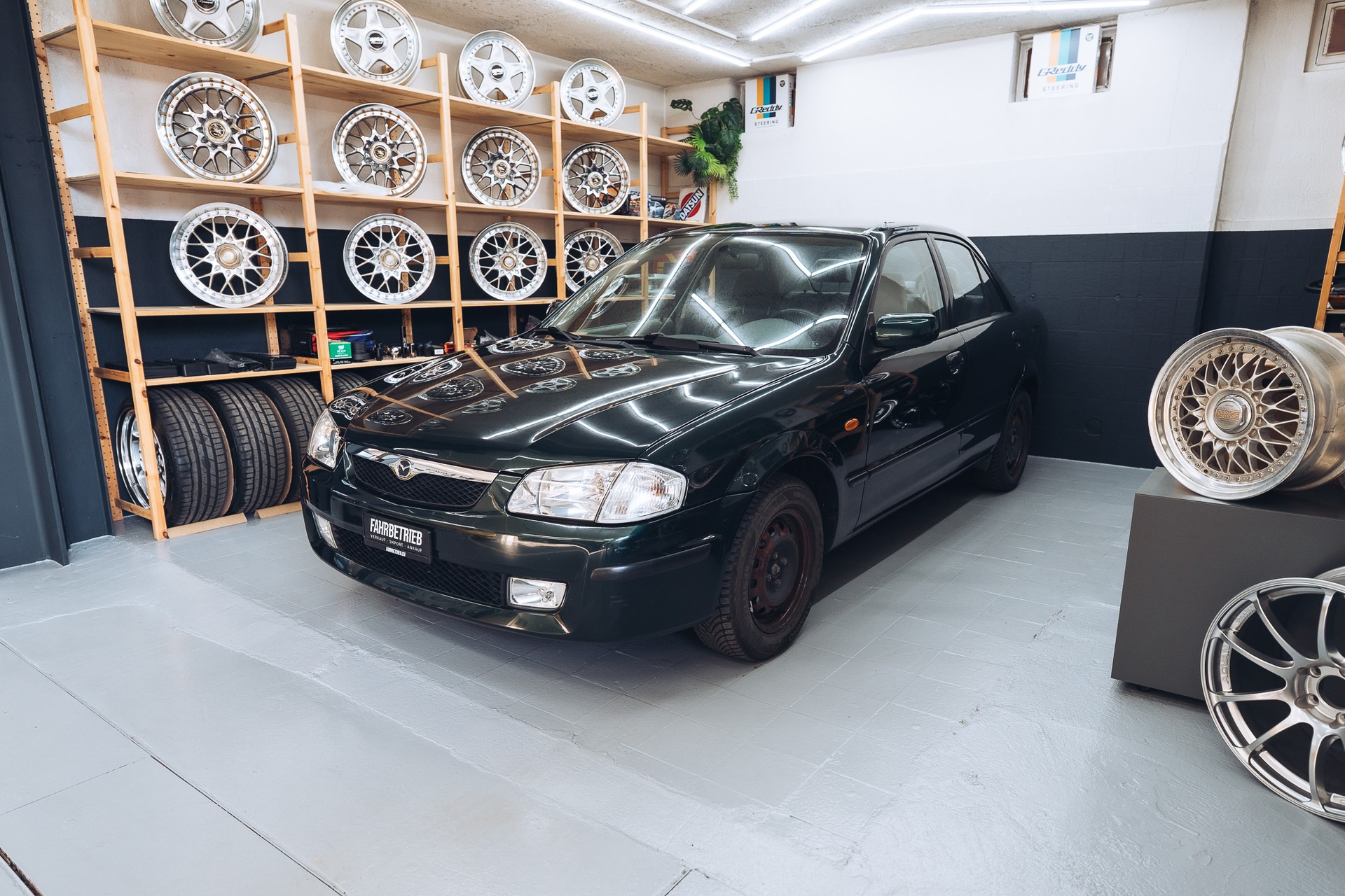 MAZDA 323 1.8i-16V-image-1