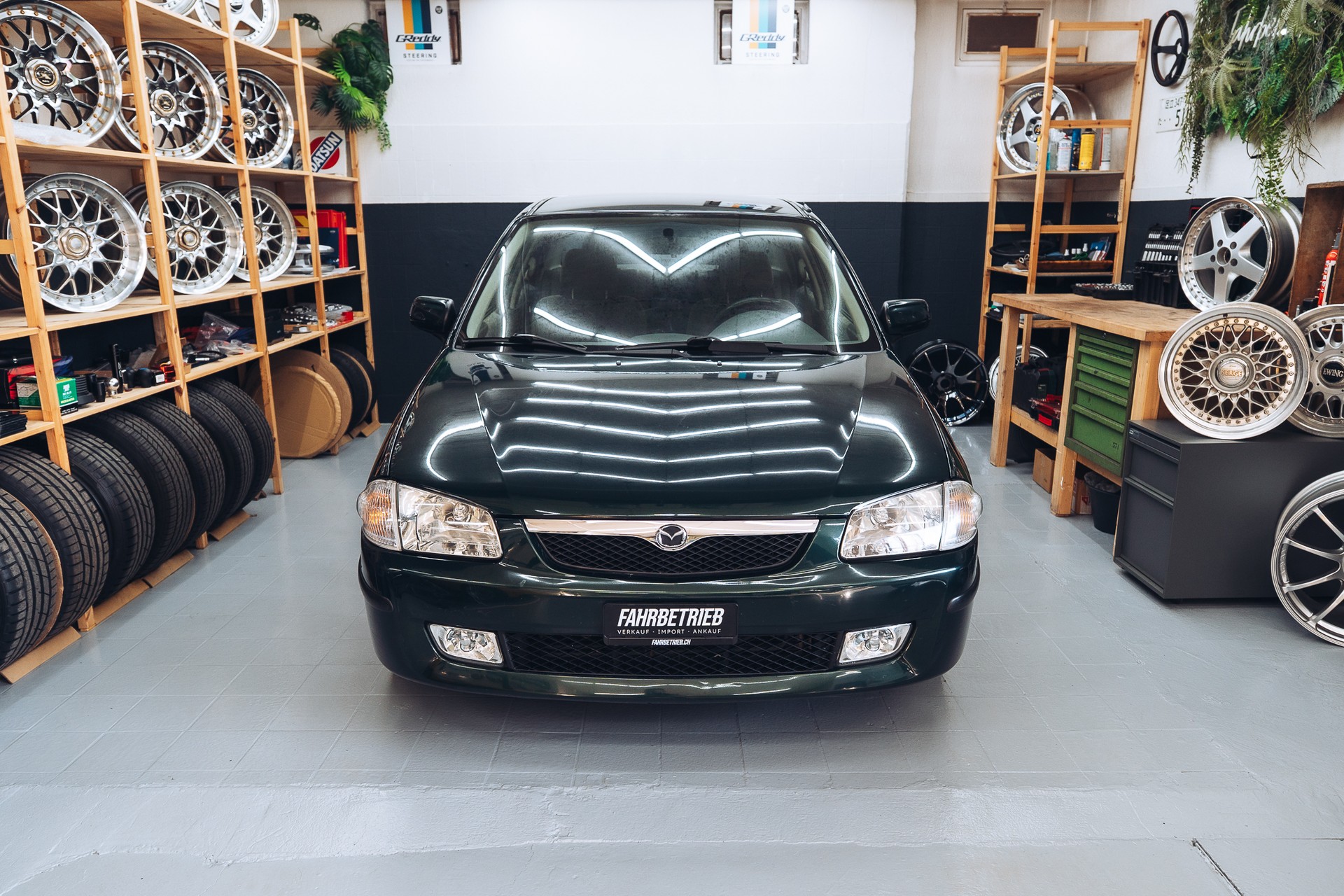 MAZDA 323 1.8i-16V-image-2