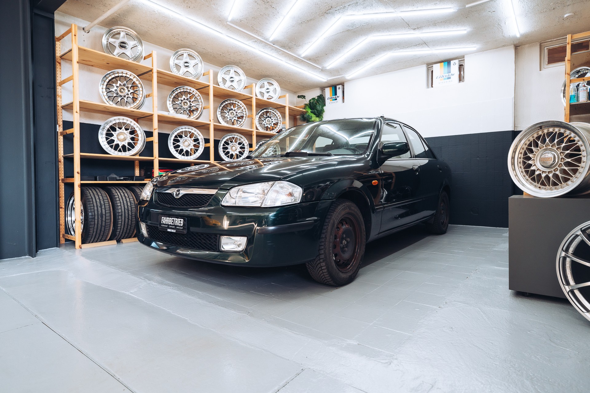MAZDA 323 1.8i-16V-image-0