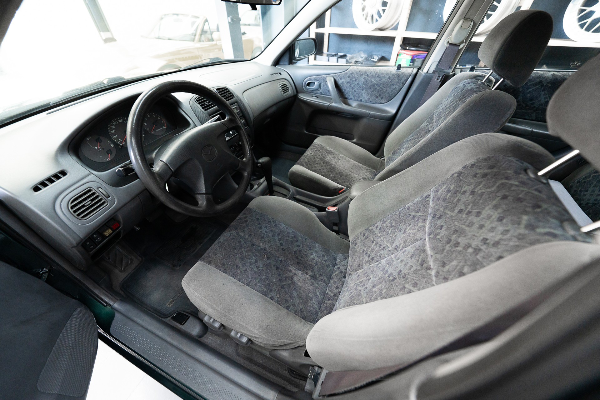 MAZDA 323 1.8i-16V-image-8