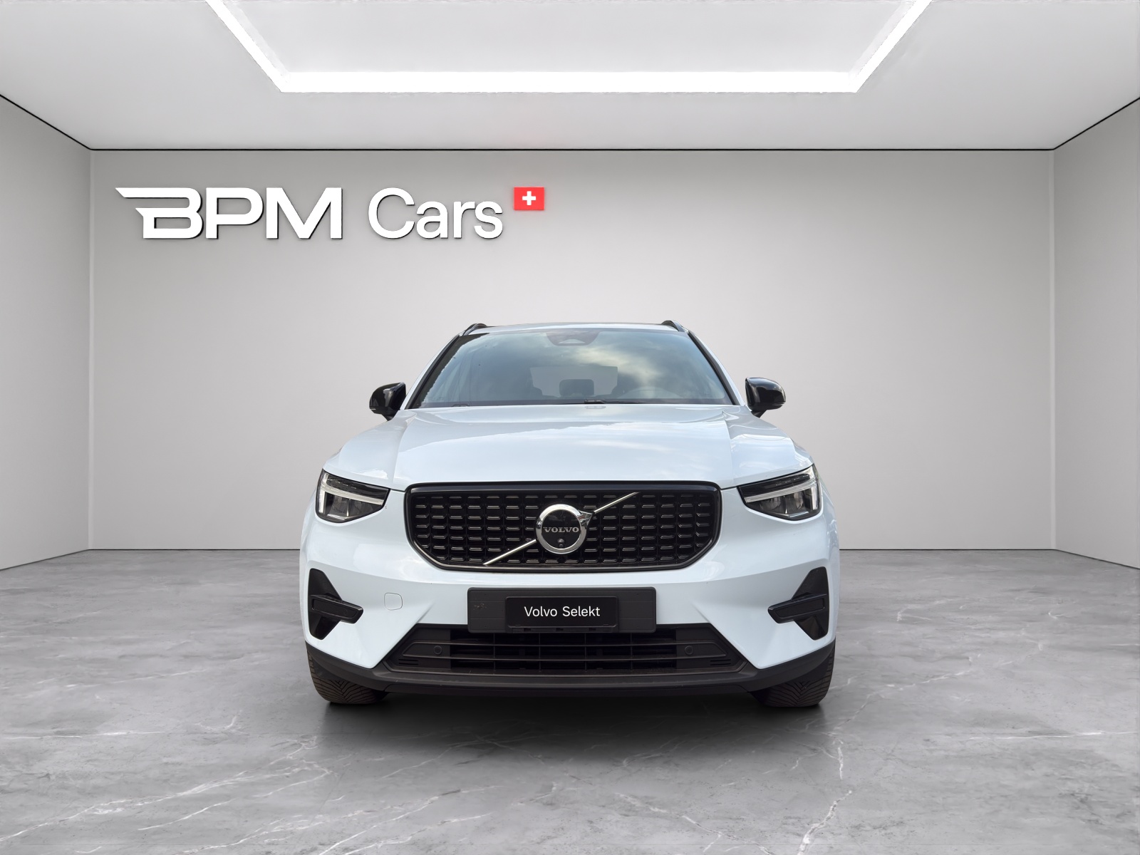 VOLVO XC40 2.0 B3 MH Plus Dark-showroom-element-1