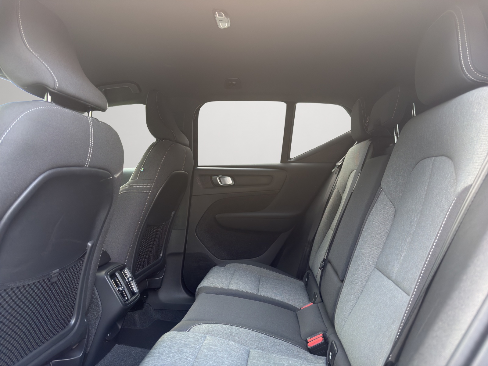 VOLVO XC40 2.0 B3 MH Plus Dark-image-14