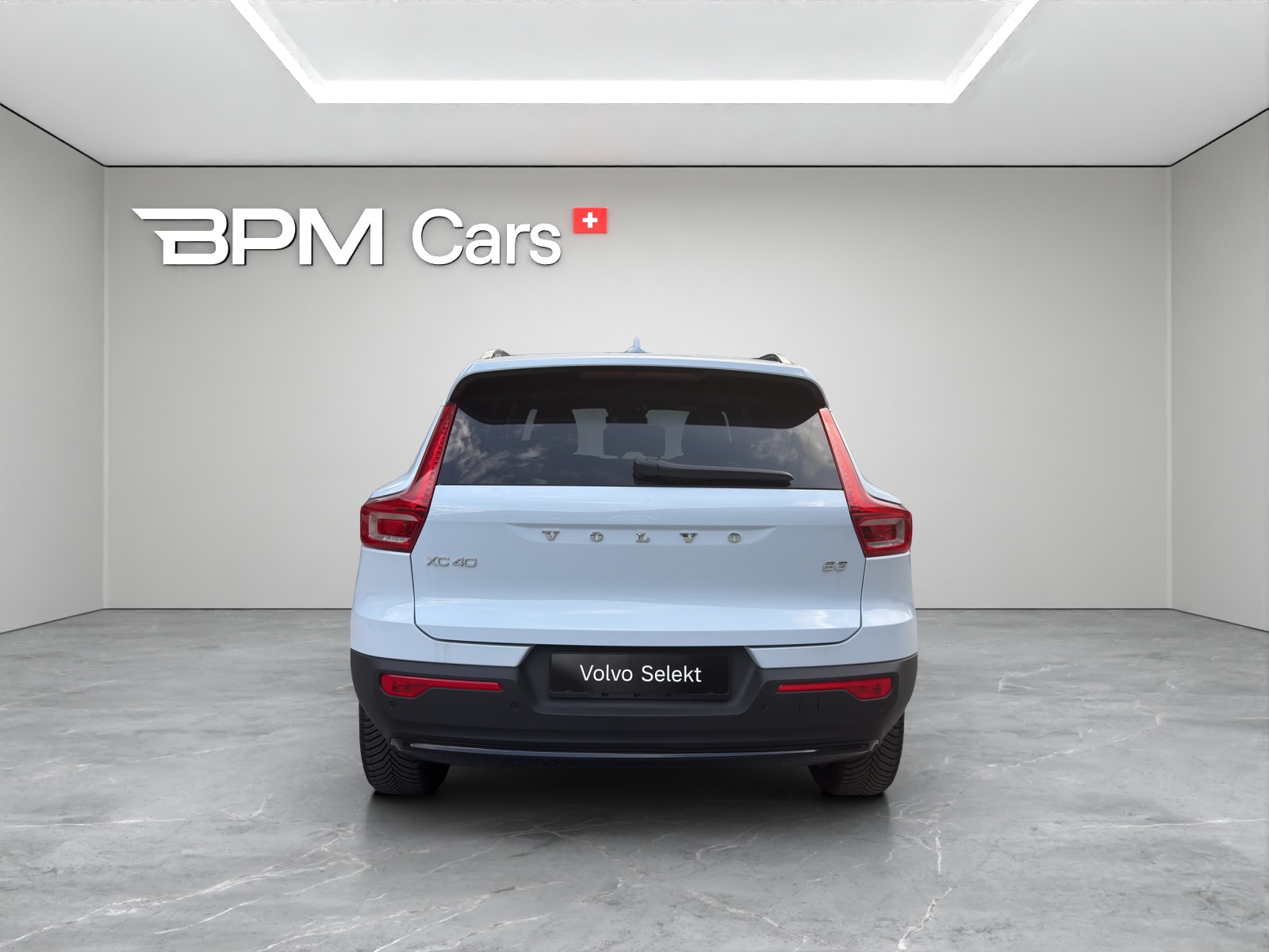 VOLVO XC40 2.0 B3 MH Plus Dark-showroom-element-2