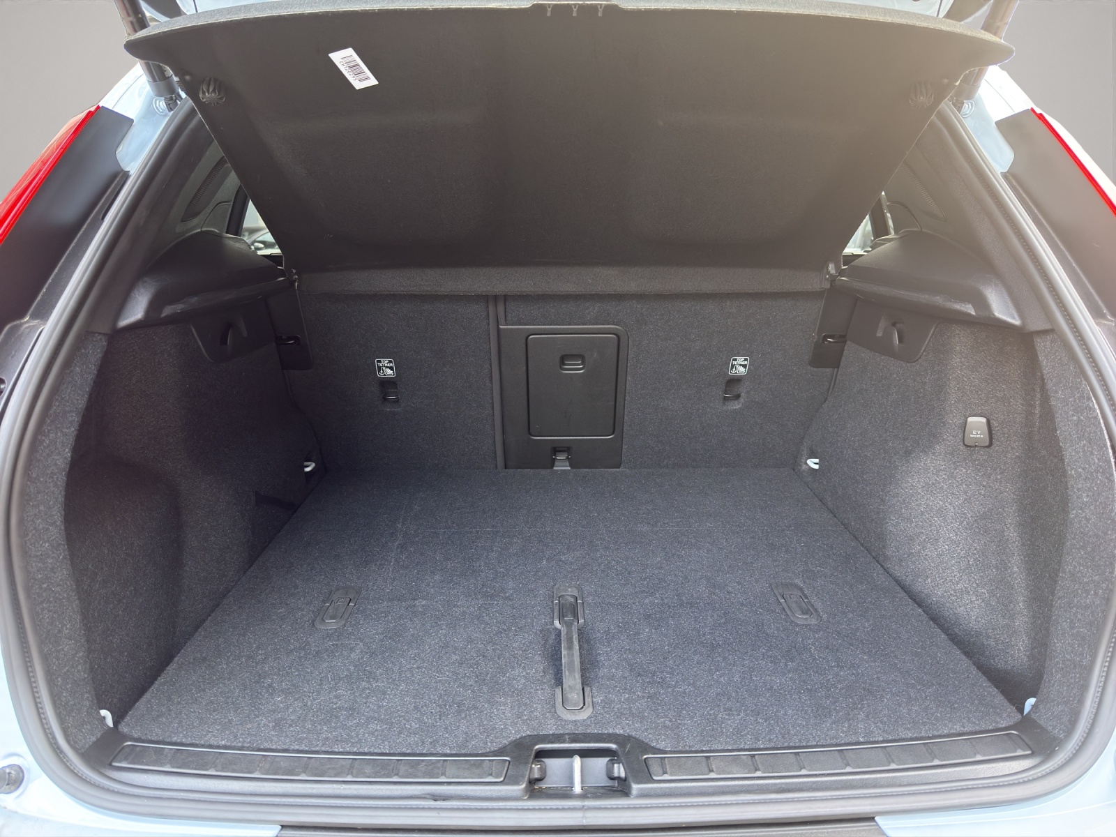 VOLVO XC40 2.0 B3 MH Plus Dark-image-15