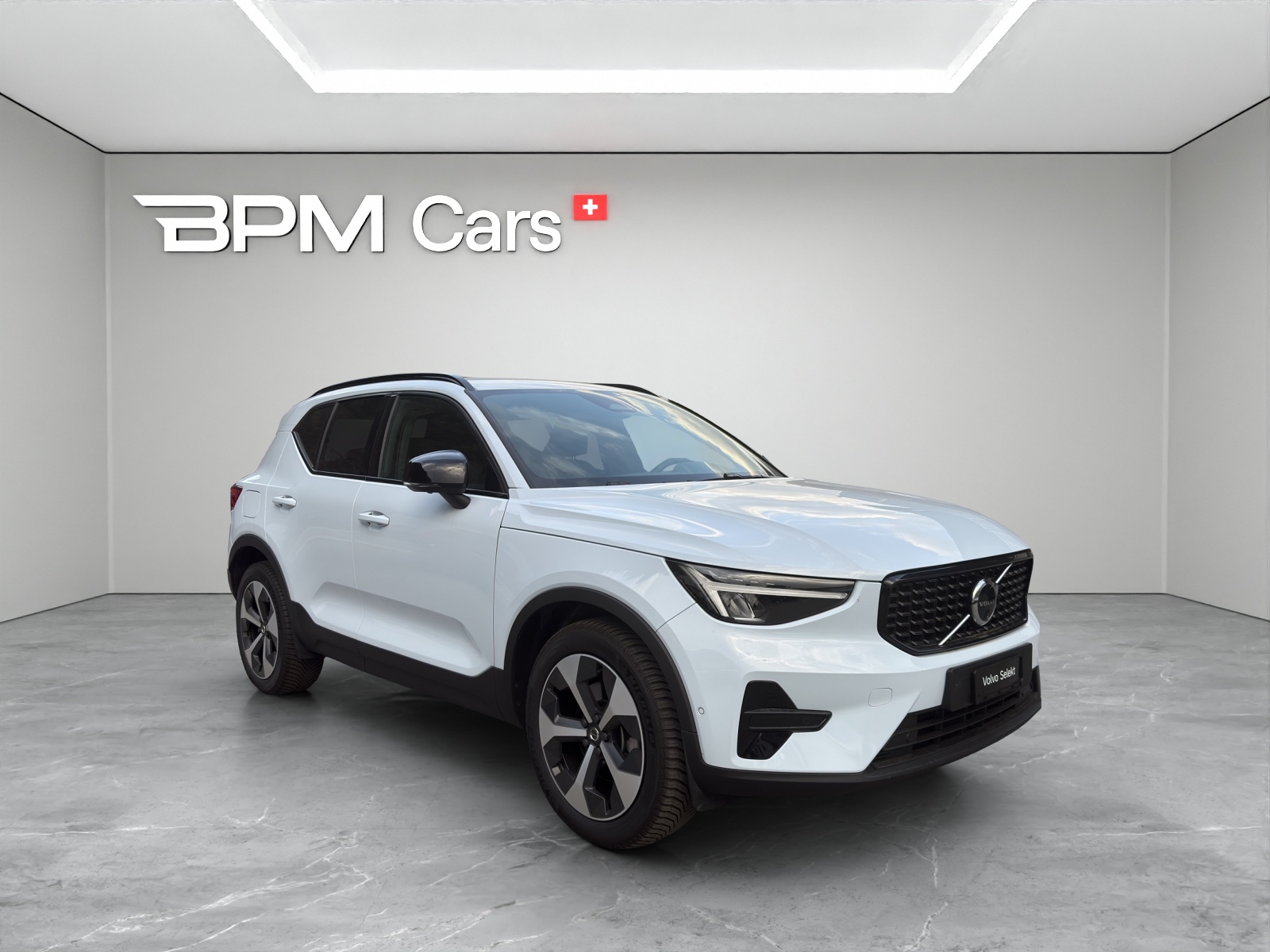 VOLVO XC40 2.0 B3 MH Plus Dark-showroom-element-3