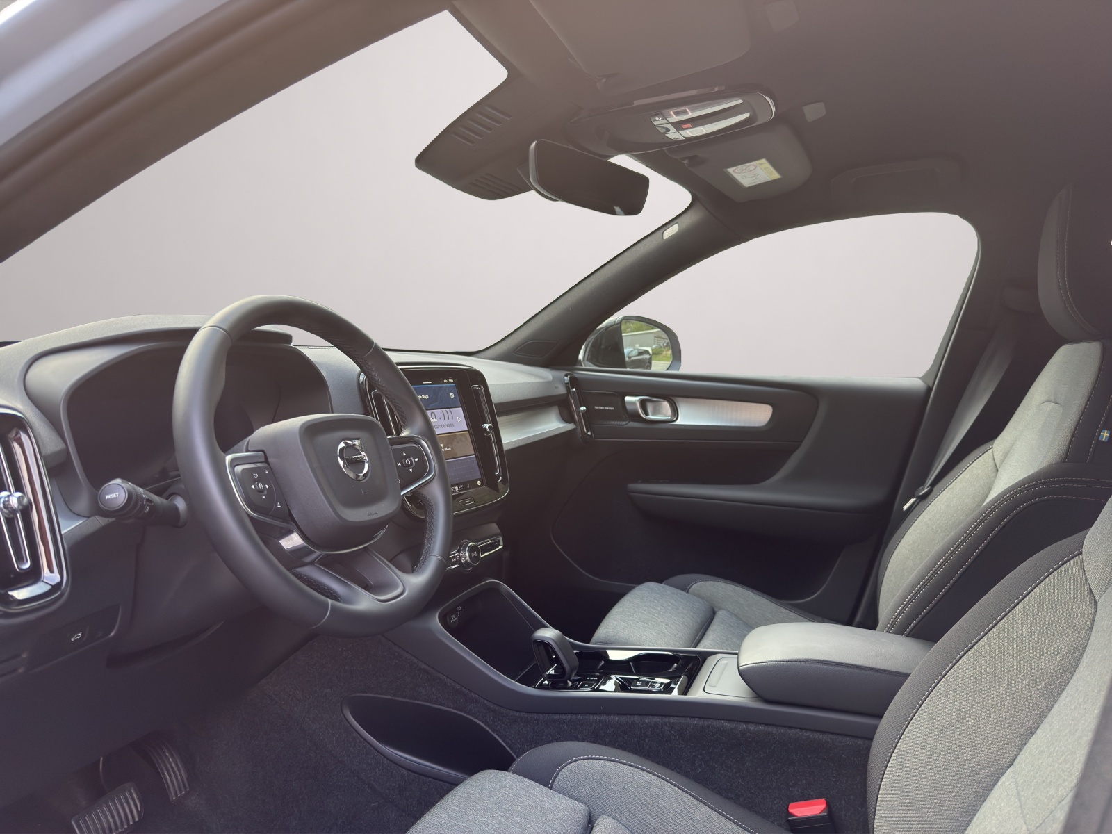 VOLVO XC40 2.0 B3 MH Plus Dark-image-6