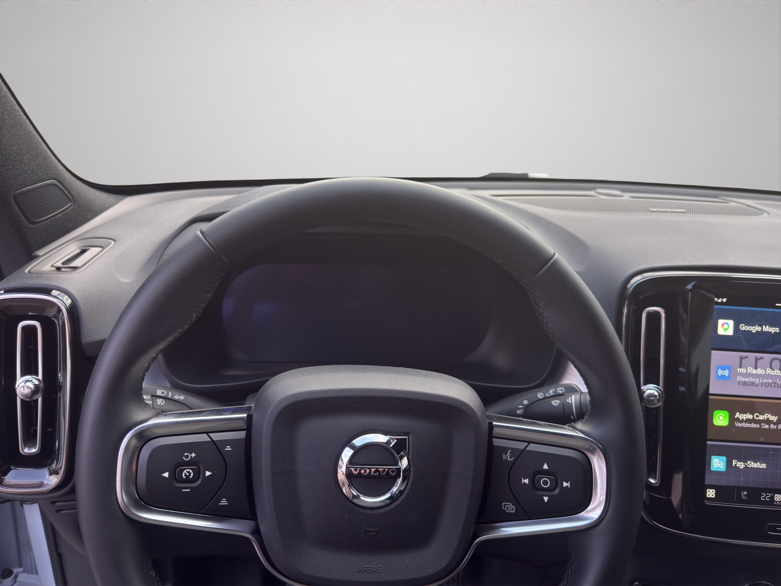 VOLVO XC40 2.0 B3 MH Plus Dark-image-13