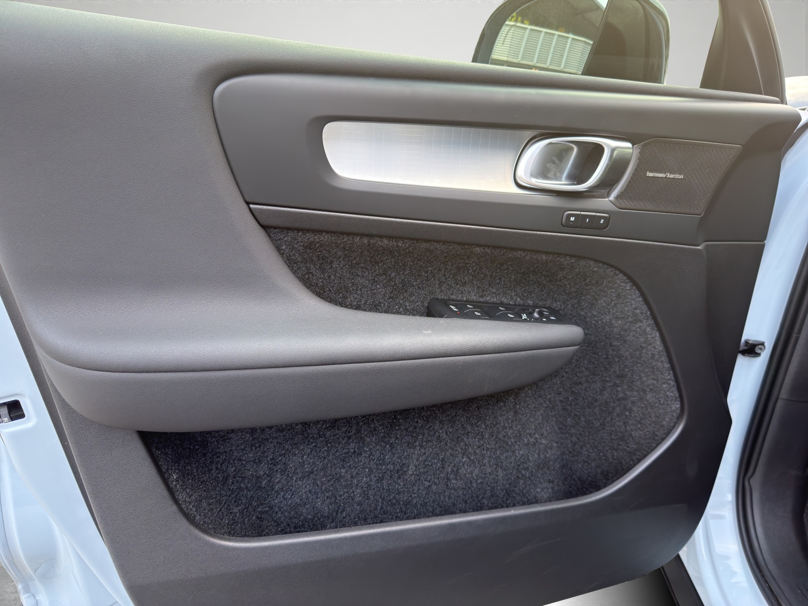 VOLVO XC40 2.0 B3 MH Plus Dark-image-9