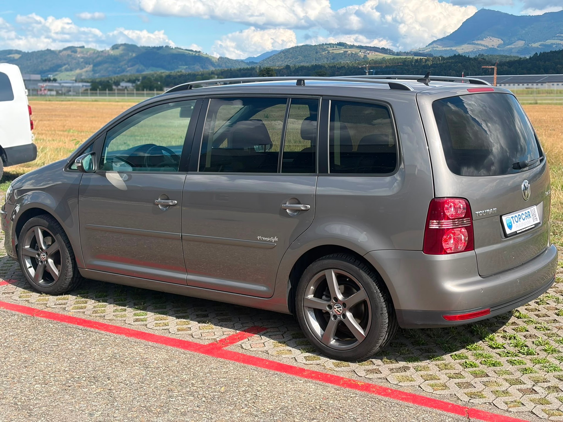 VW Touran 2.0 TDI Highline-image-4