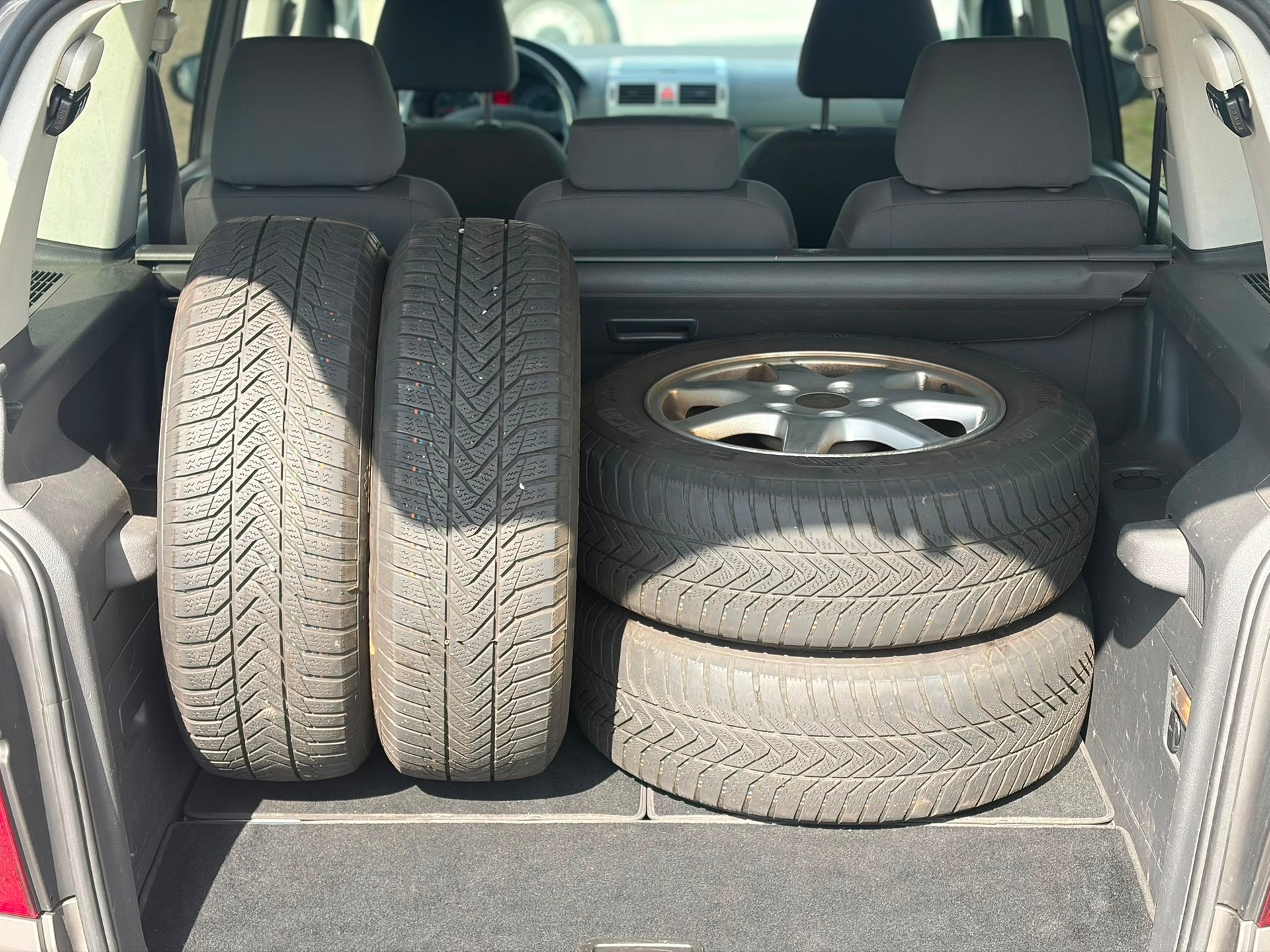 VW Touran 2.0 TDI Highline-image-13