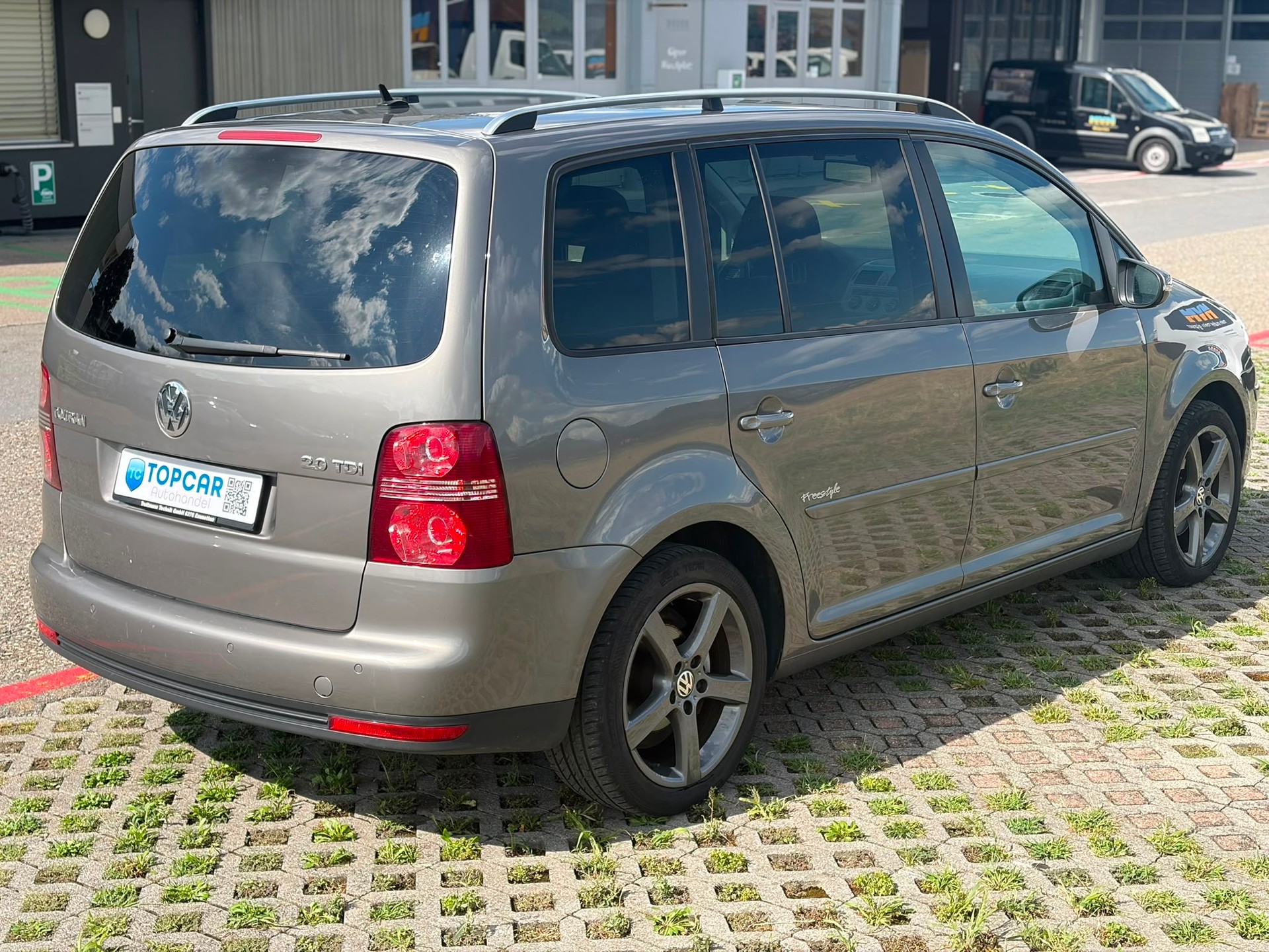 VW Touran 2.0 TDI Highline-image-3