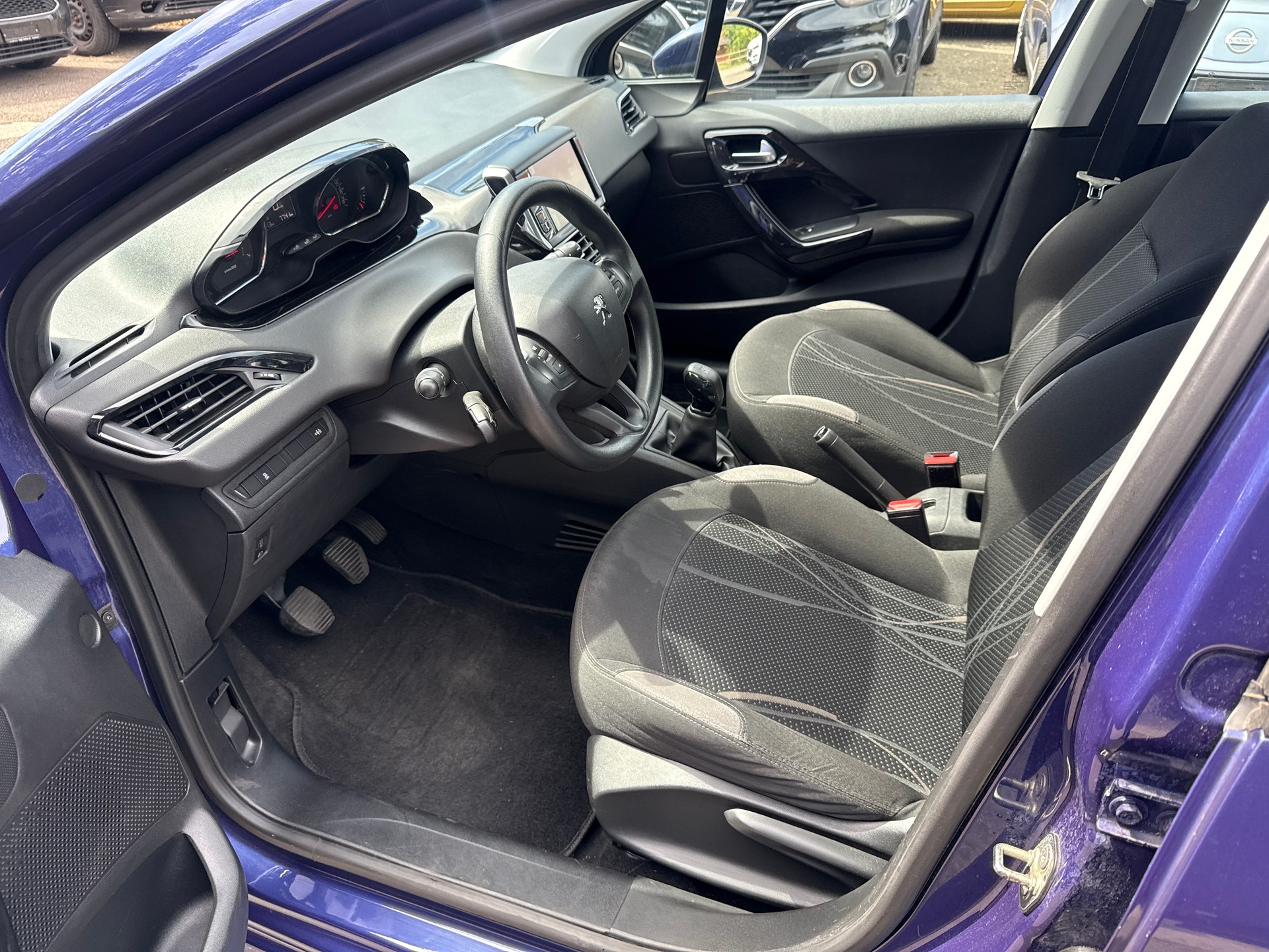 PEUGEOT 208 1.2 VTI Active-image-12