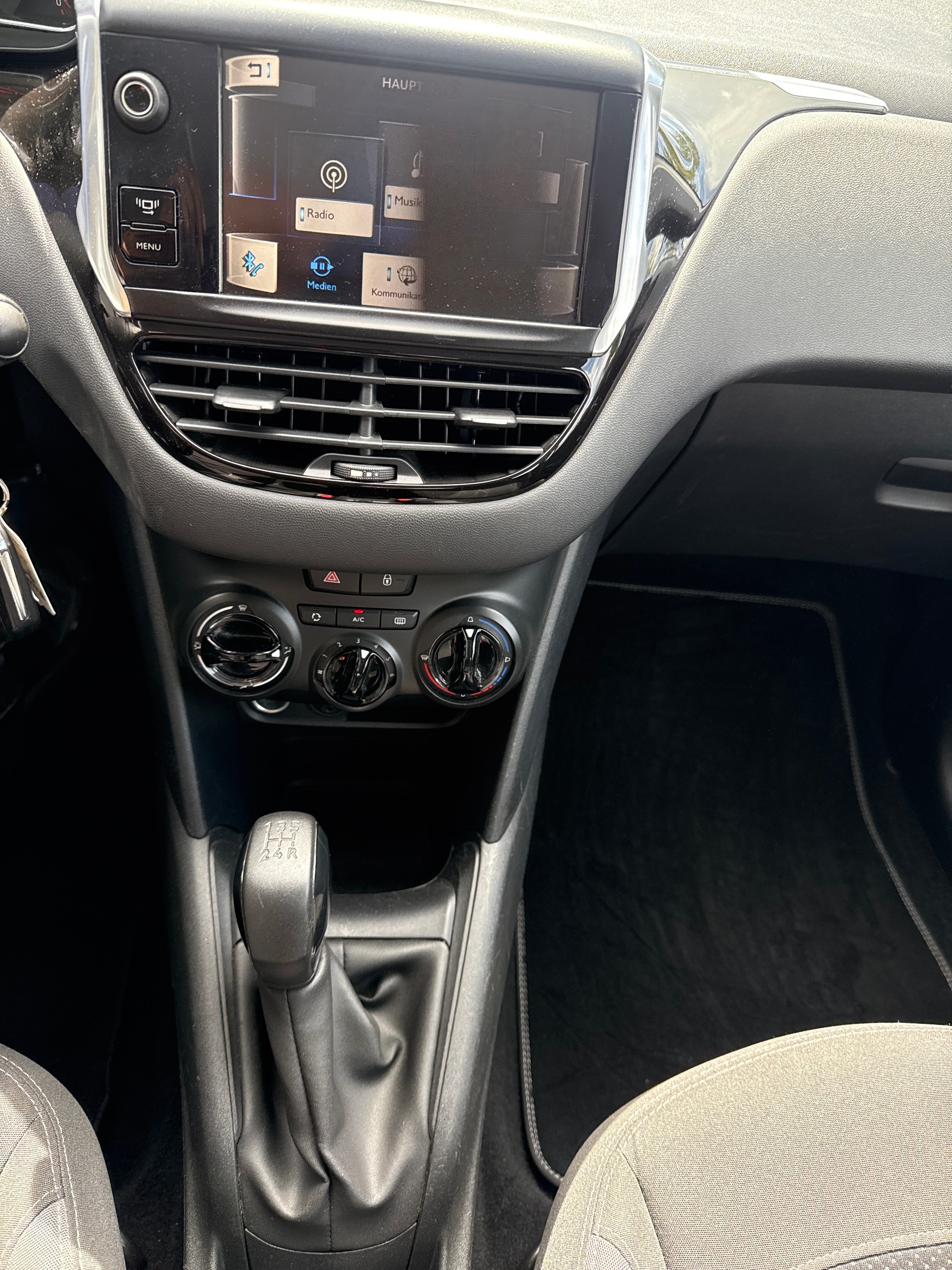 PEUGEOT 208 1.2 VTI Active-image-10