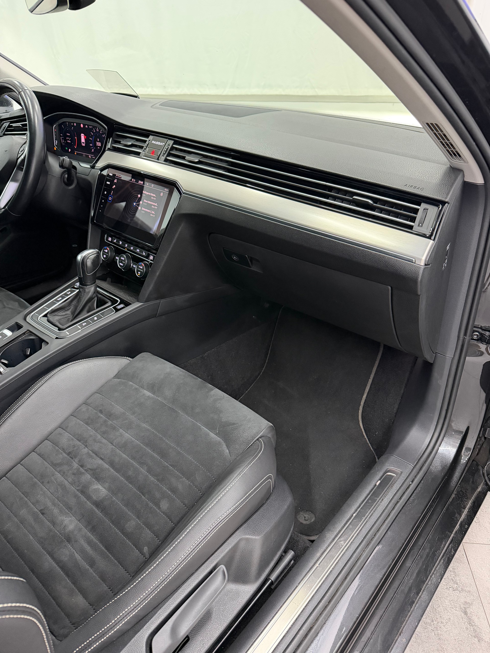 VW Passat 2.0 TDI BMT Elegance 4Motion DSG-image-13