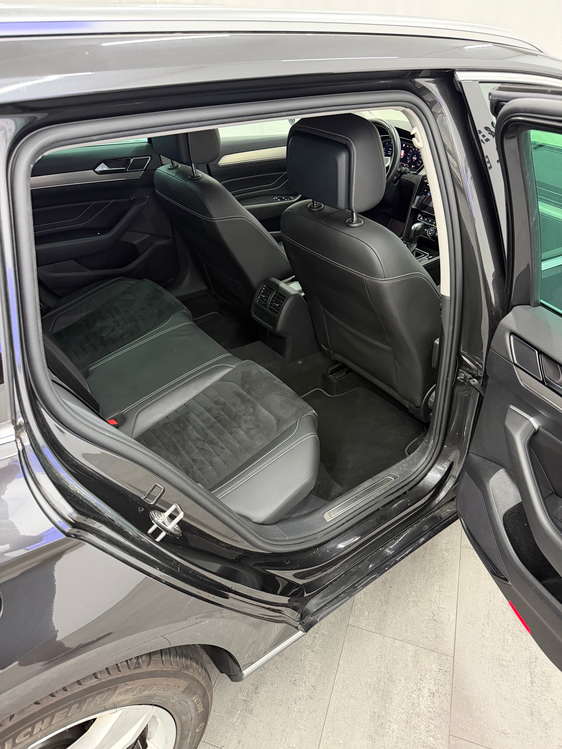 VW Passat 2.0 TDI BMT Elegance 4Motion DSG-image-14