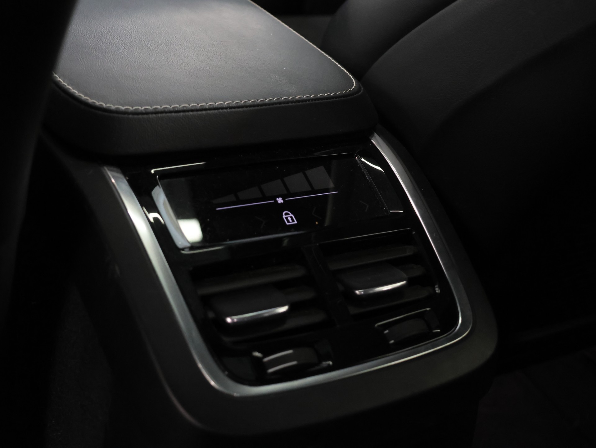 VOLVO XC90 T8 eAWD R-Design Geartronic-image-31