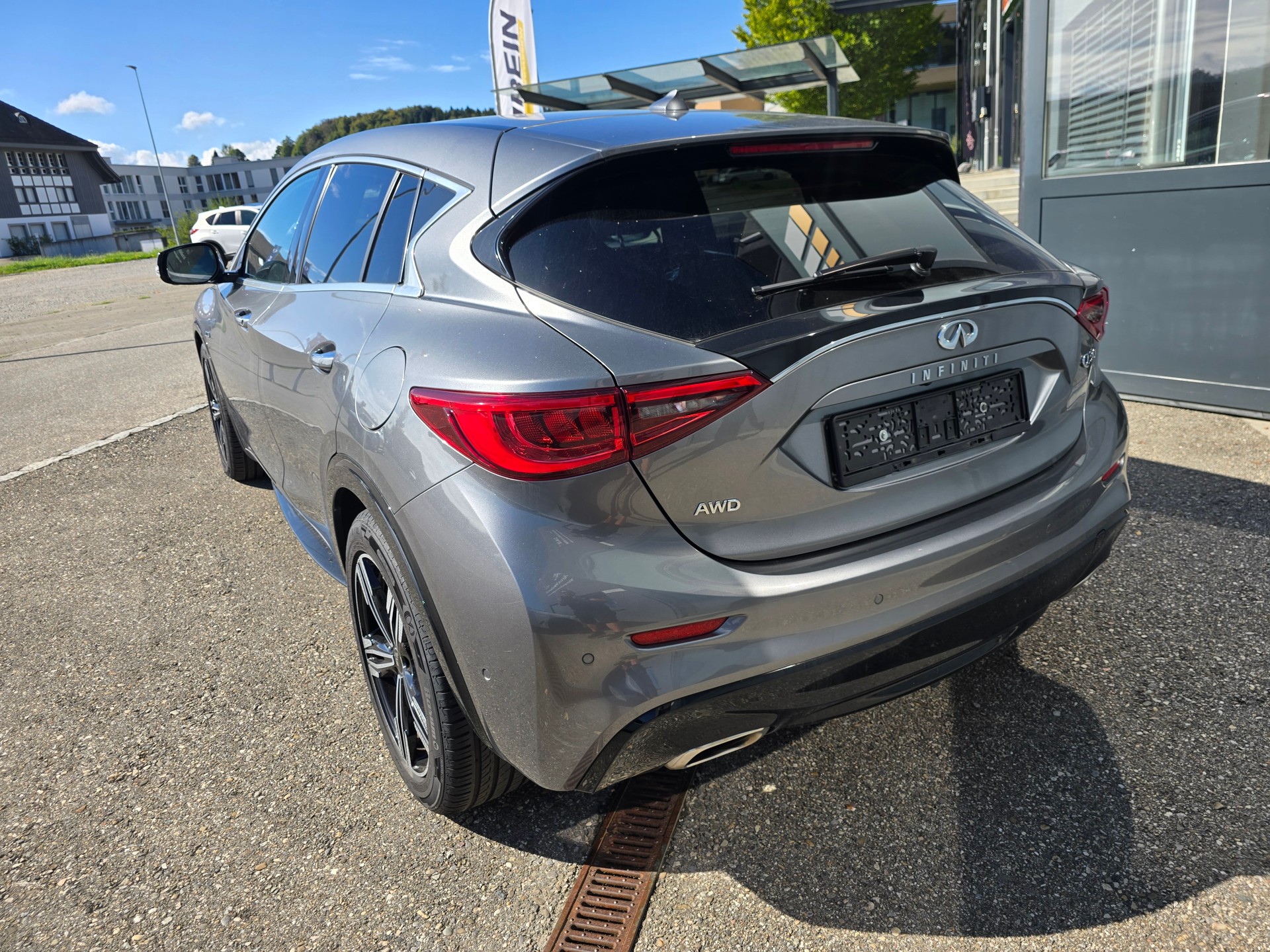 INFINITI Q30 2.2d Premium AWD DCT-image-2