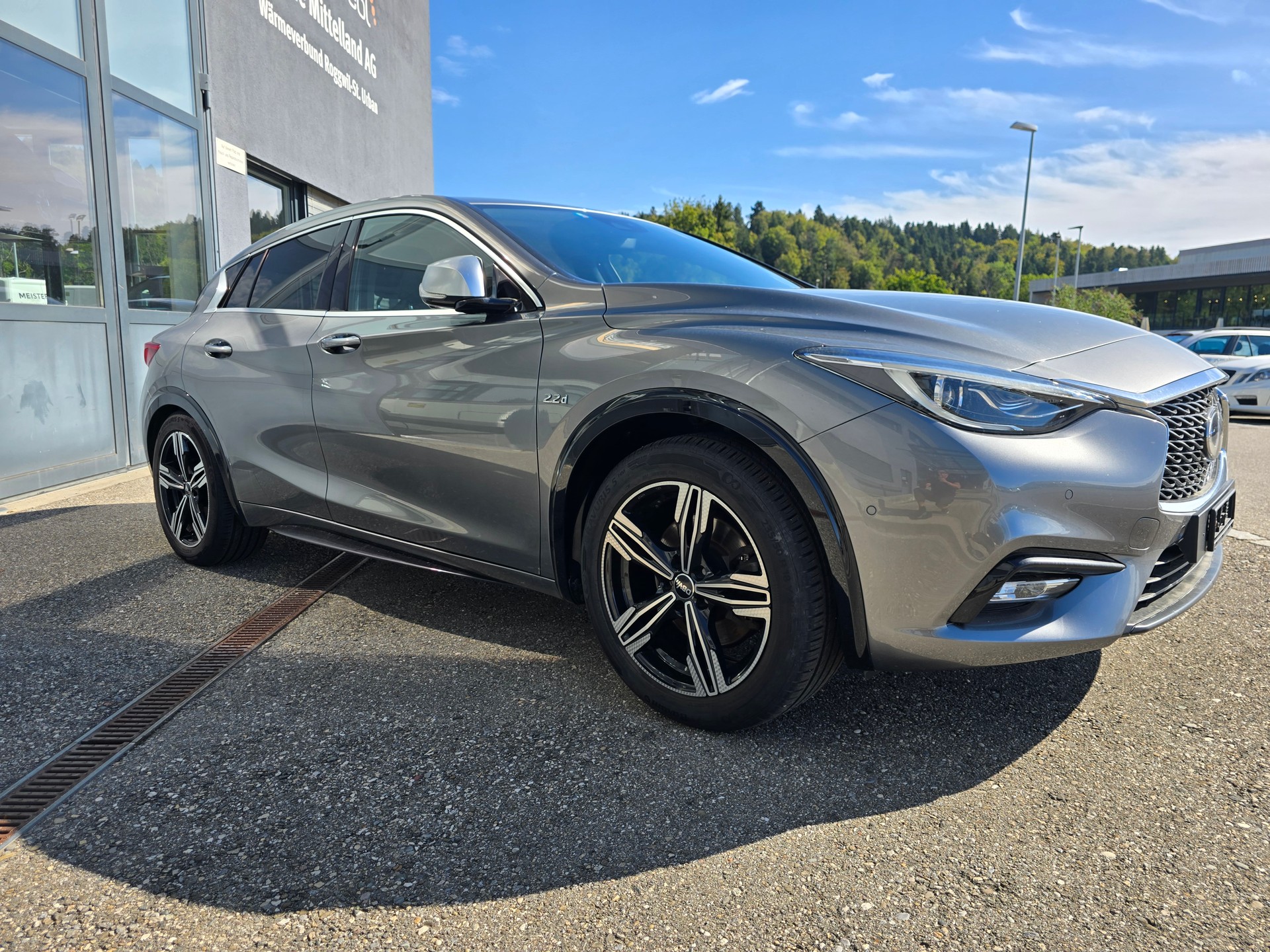 INFINITI Q30 2.2d Premium AWD DCT-image-1