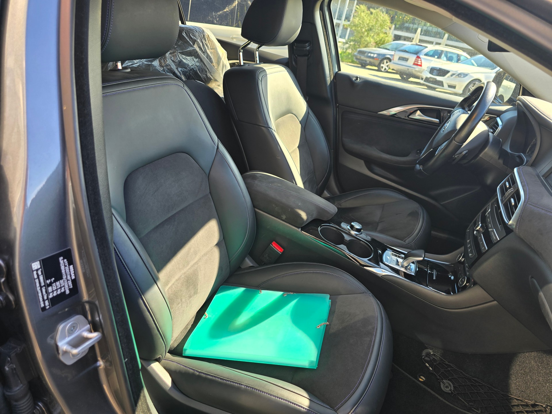 INFINITI Q30 2.2d Premium AWD DCT-image-3