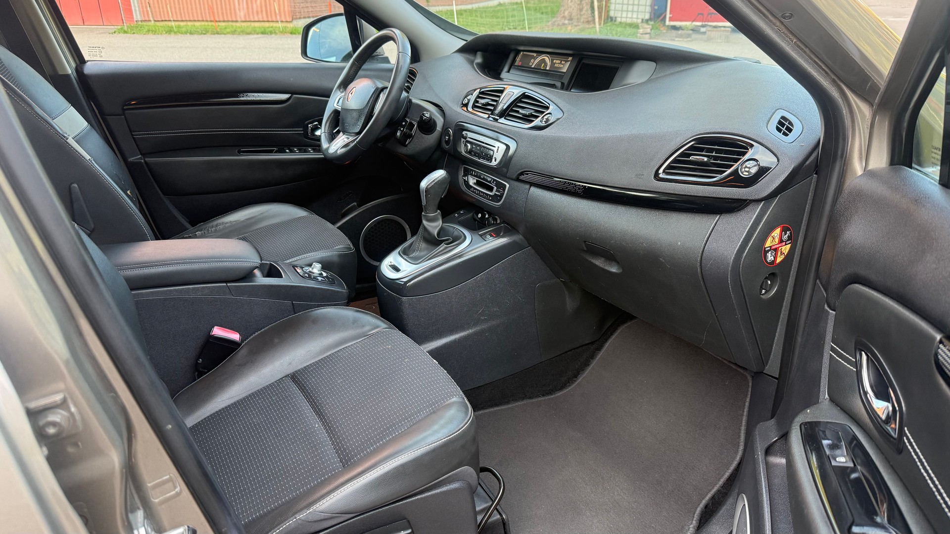 RENAULT Grand Scénic 2.0 16V Dynamique X-Tronic CVT-image-9